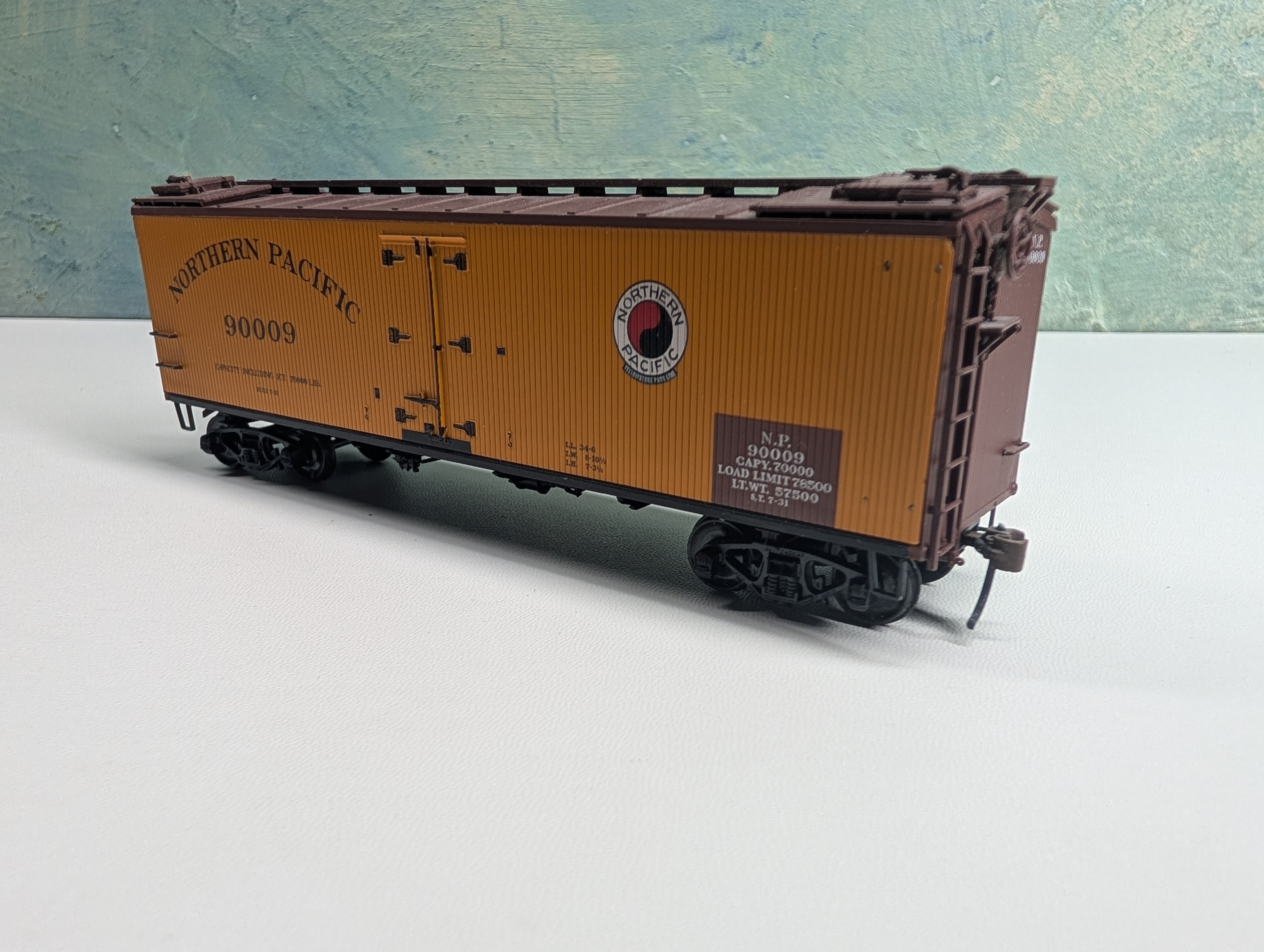 USED Walthers HO Scale 40' Box Car Northern Pacific NP #90009 Metal Wheels