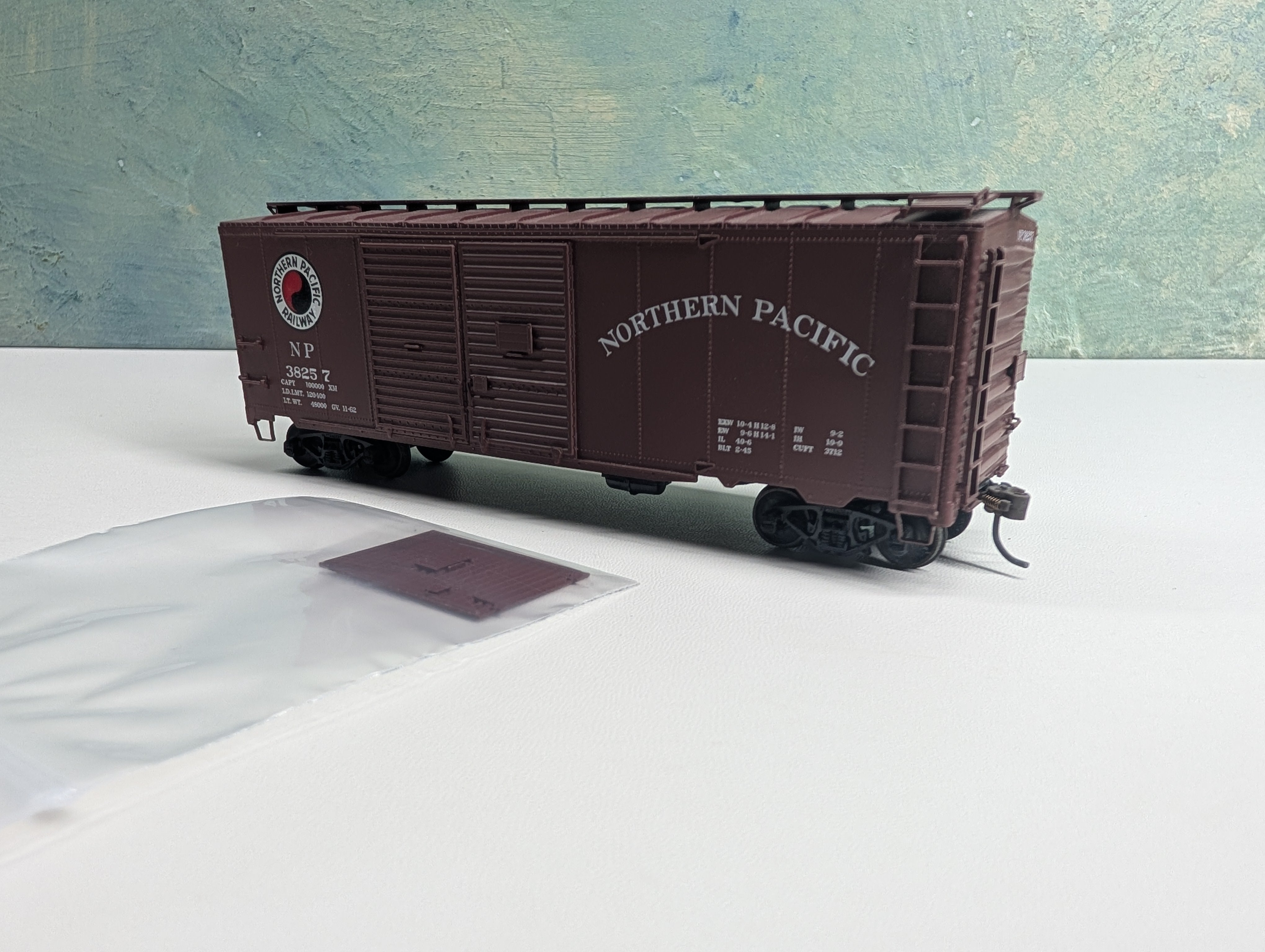USED Intermountain HO Scale 40' Box Car Northern Pacific NP #38257
