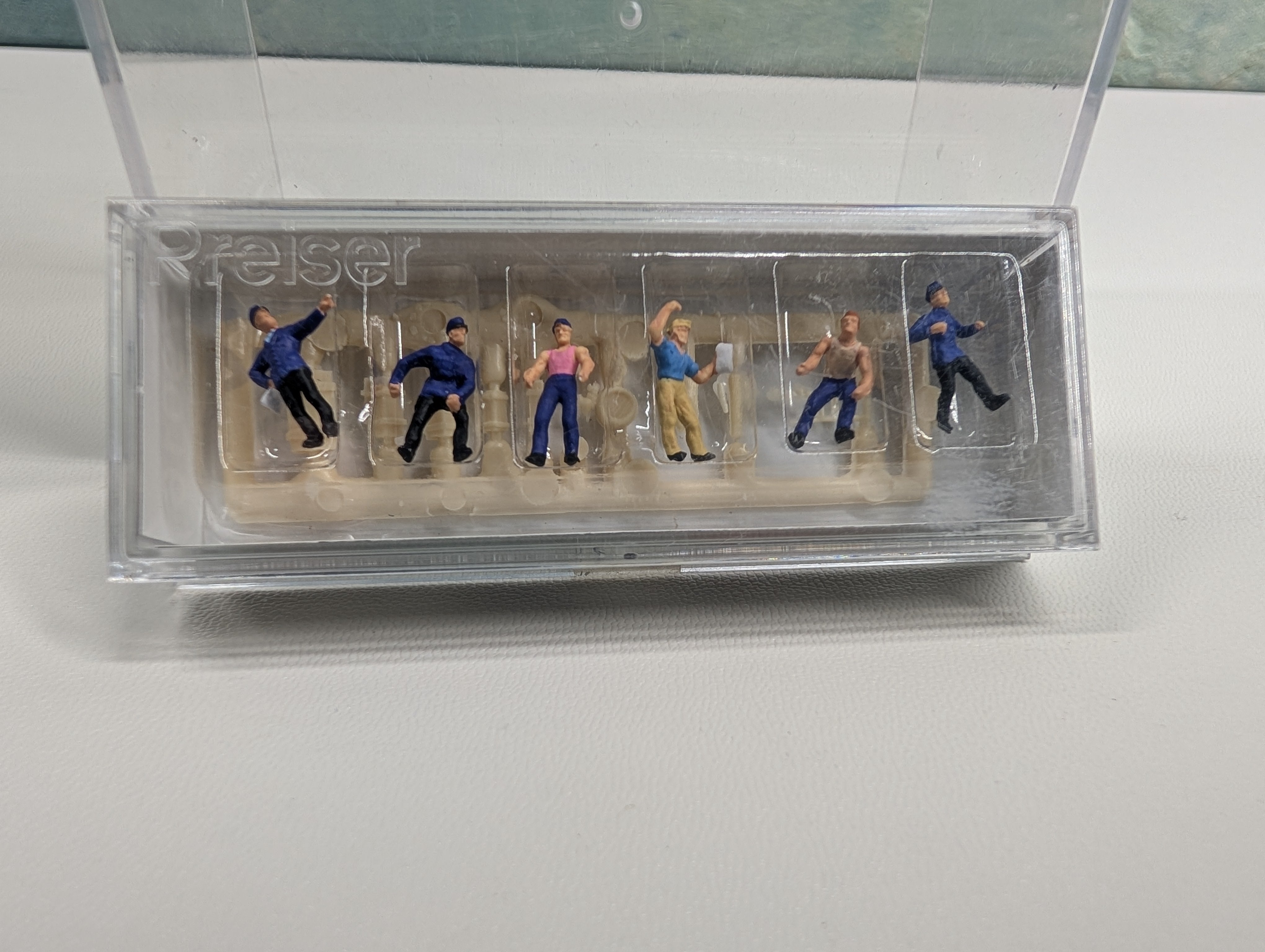 Preiser 79016 N Scale Delivery Workers with Factory Freight (6 pcs)