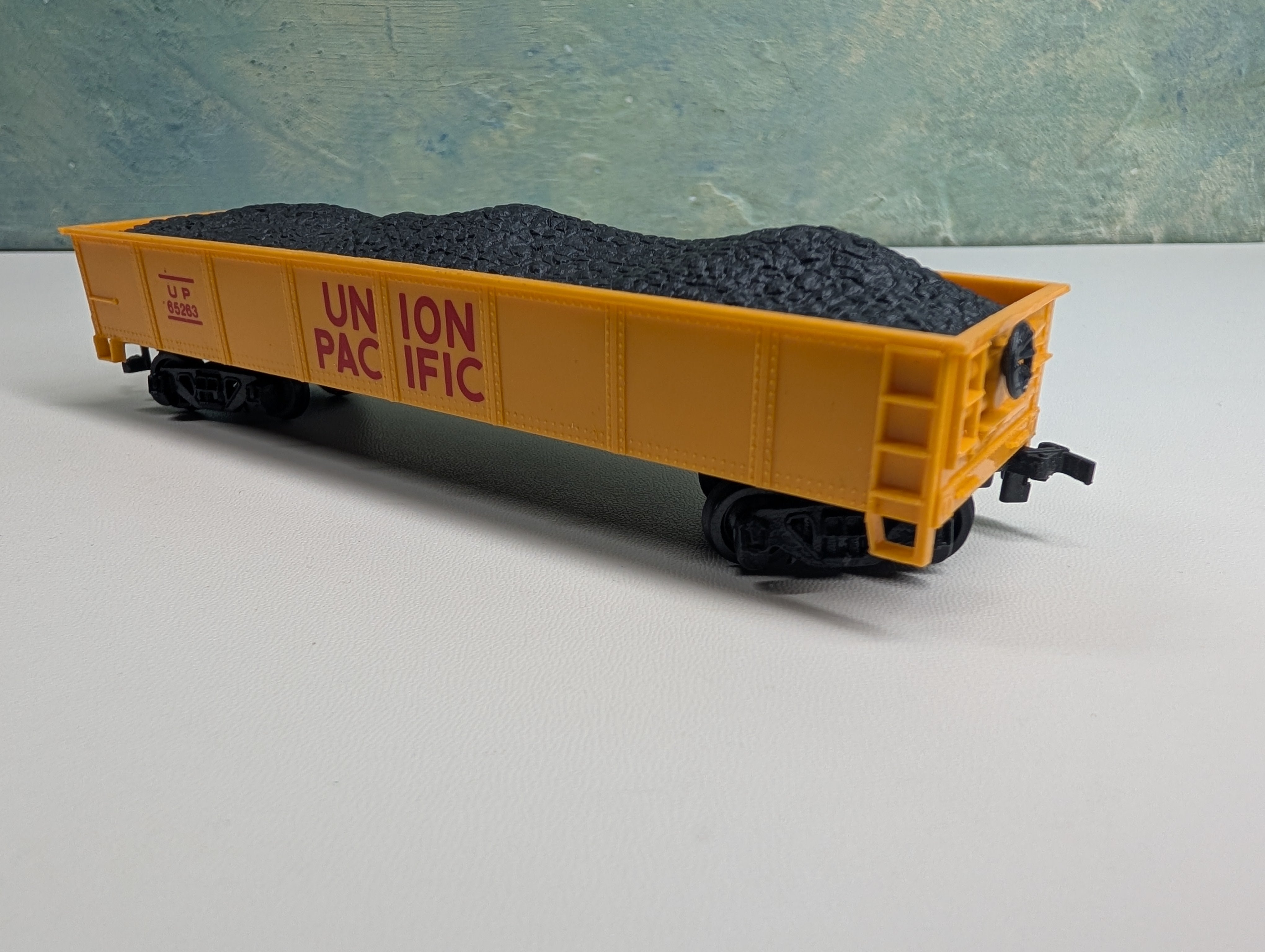 USED HO Scale Gondola w/ Load Union Pacific UP #65263