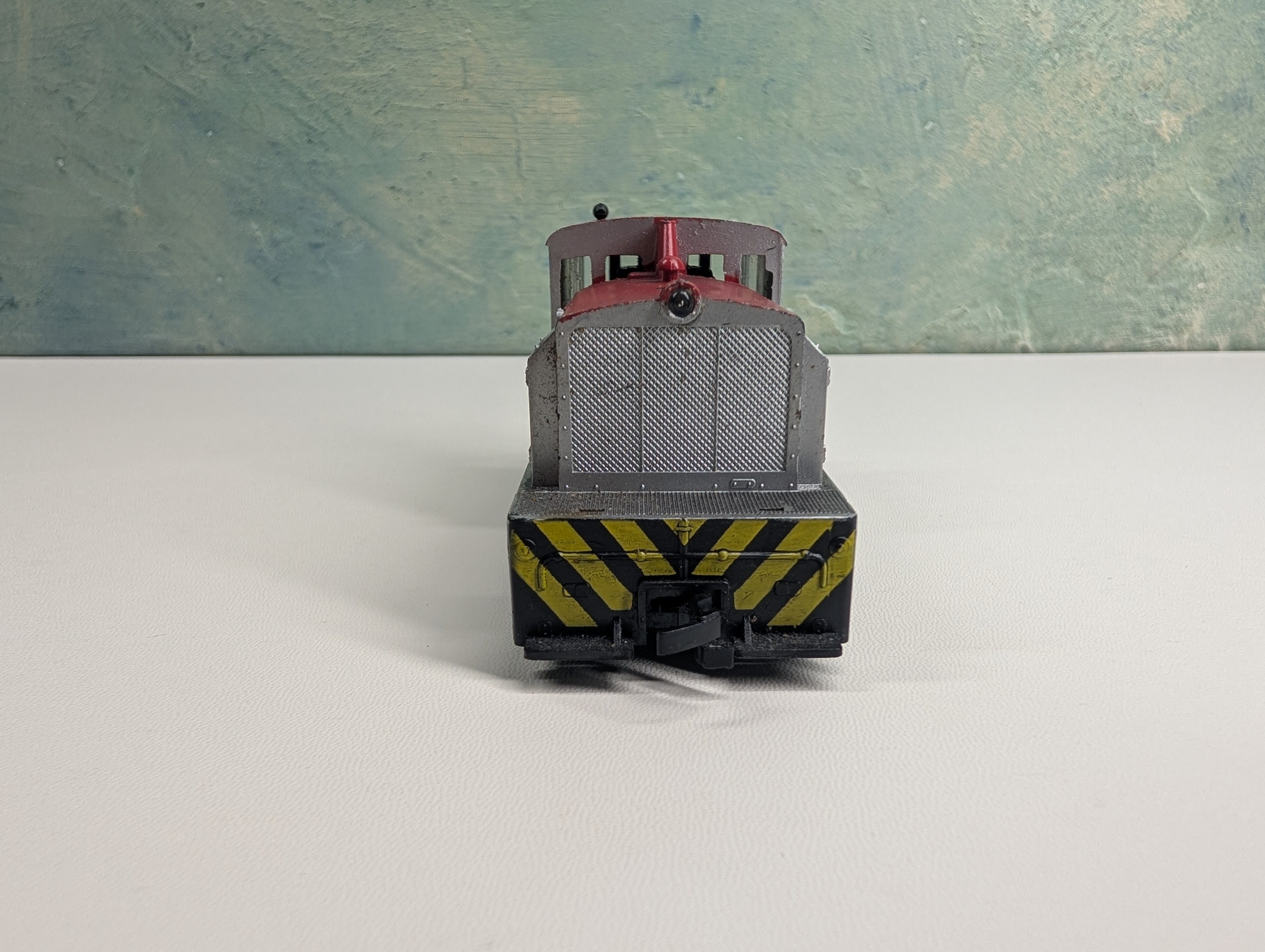 USED HO Scale Switcher Diesel Locomotive Red/Silver Tested!