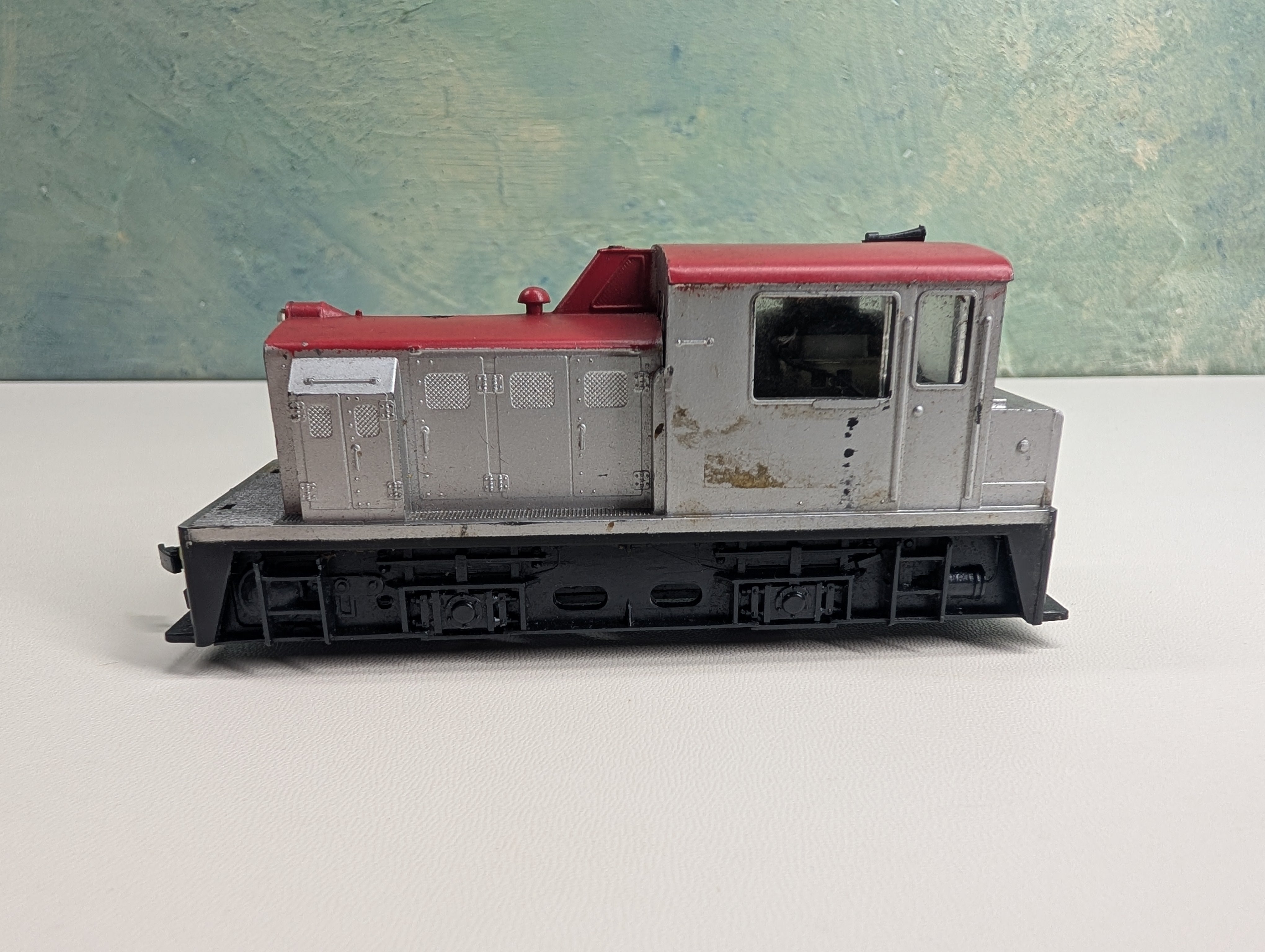USED HO Scale Switcher Diesel Locomotive Red/Silver Tested!