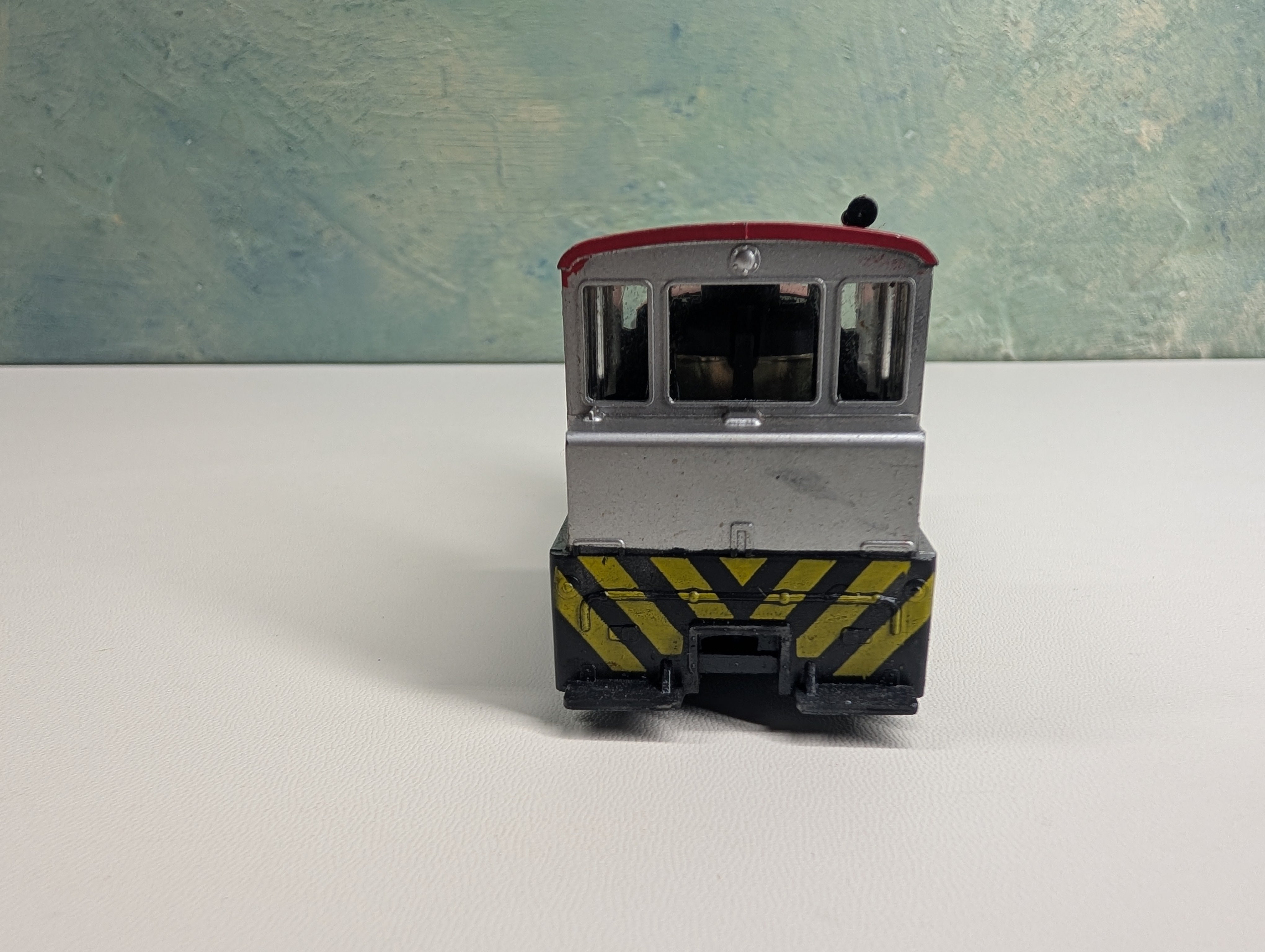 USED HO Scale Switcher Diesel Locomotive Red/Silver Tested!