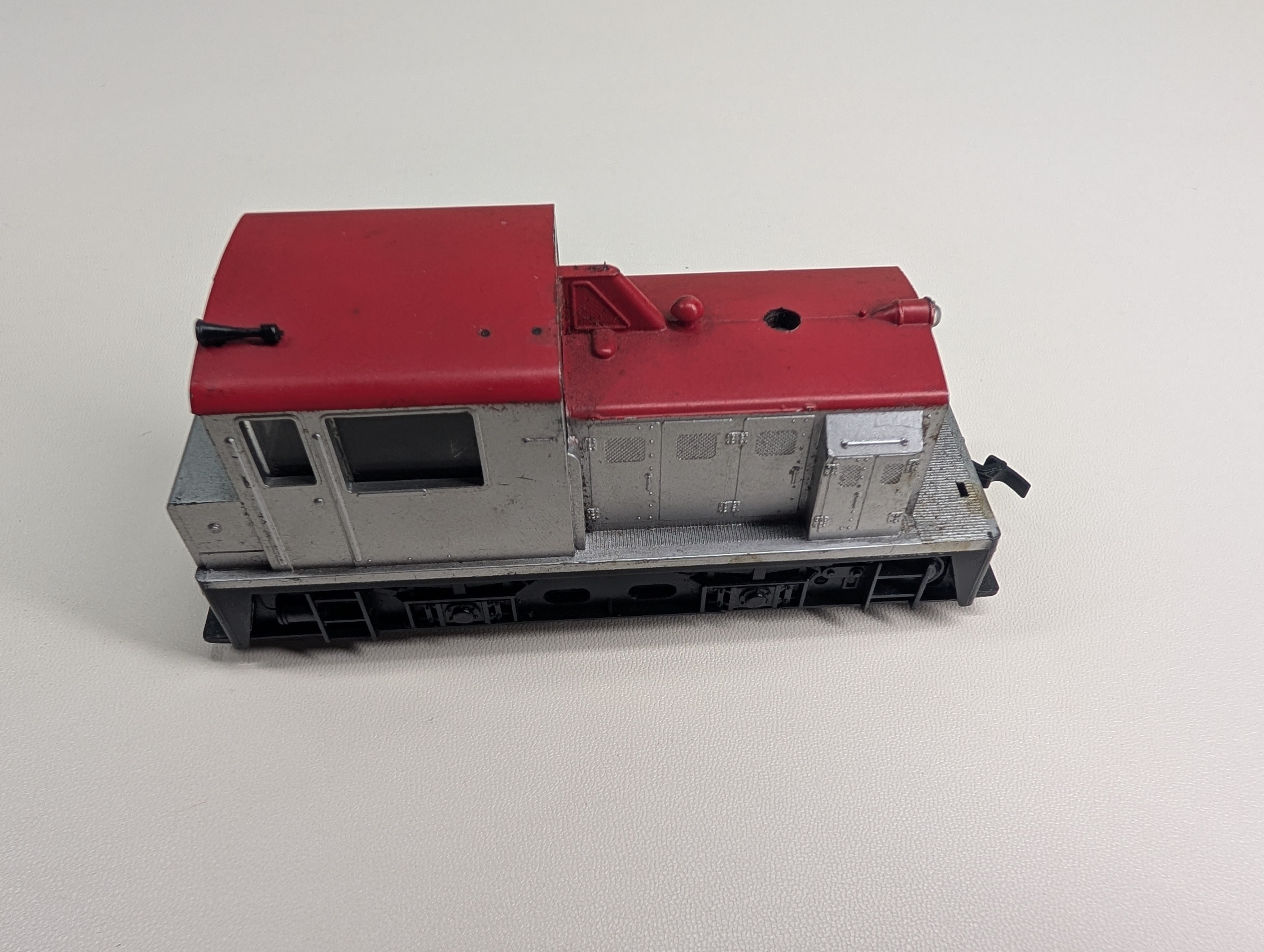 USED HO Scale Switcher Diesel Locomotive Red/Silver Tested!