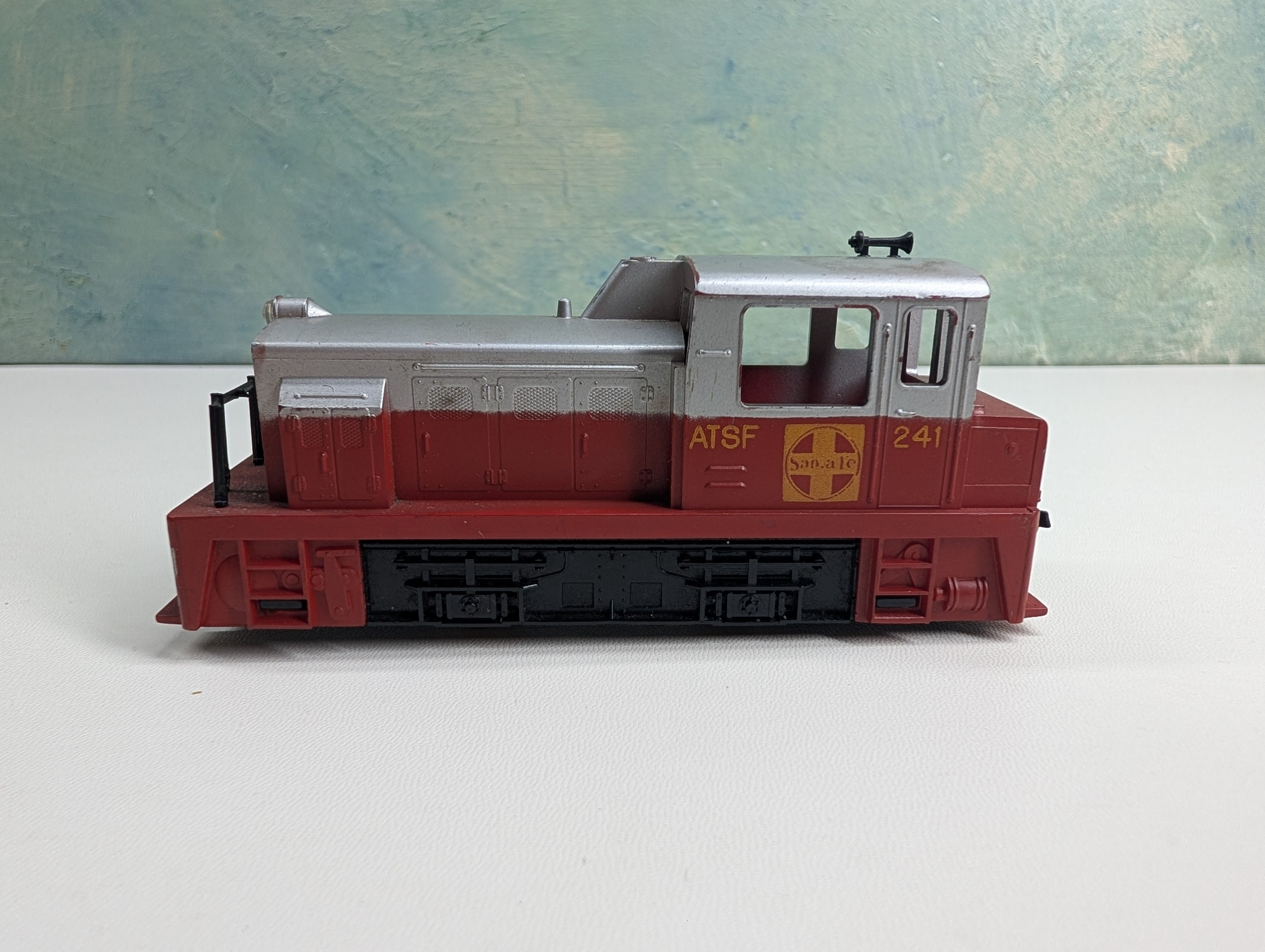 USED Tyco HO Scale Switcher Diesel Locomotive Santa Fe ATSF #241 Tested!