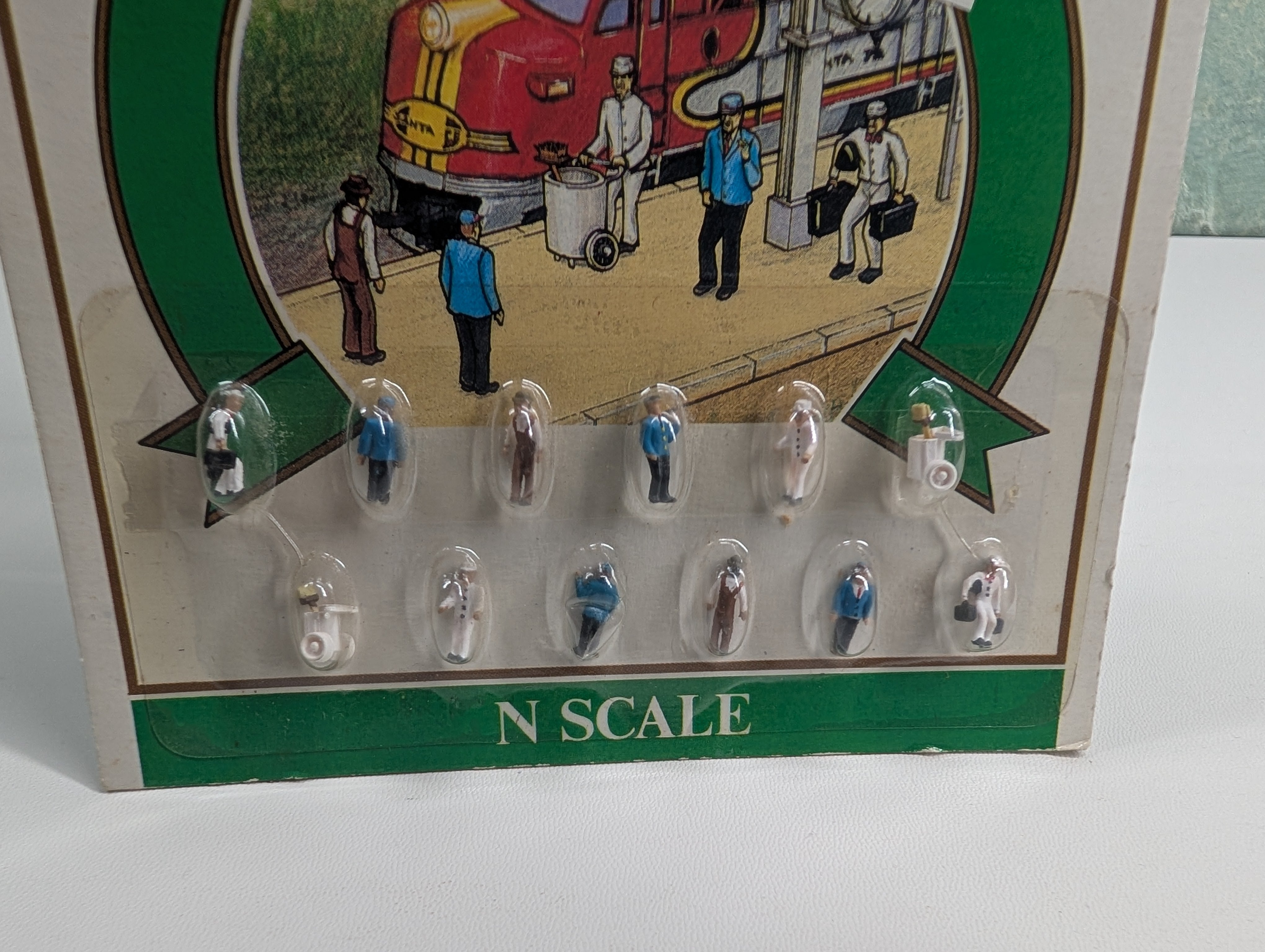 Model Power 1338 N Scale Station Service Crew (12 pcs)