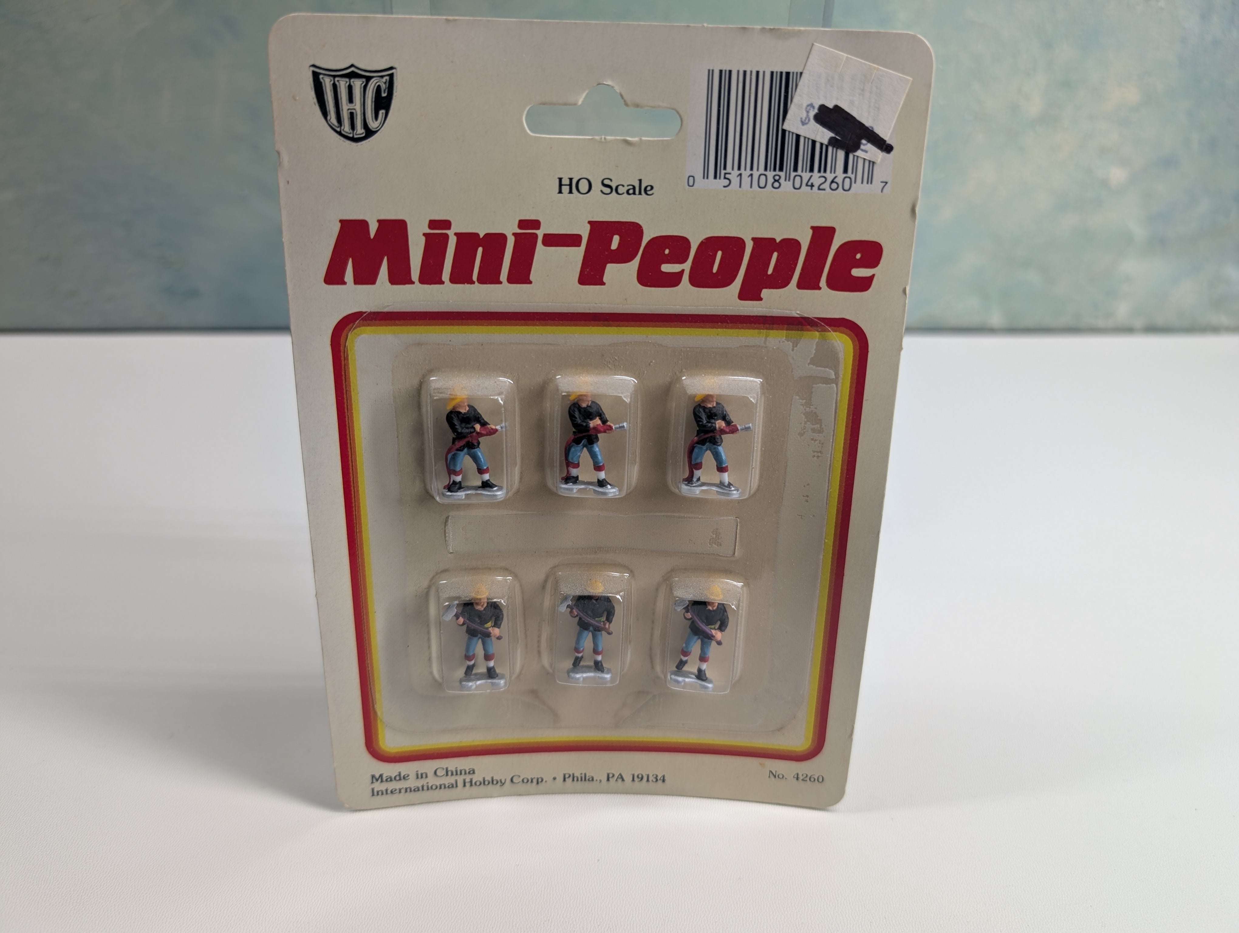 IHC 4260 HO Scale Firemen with Axes and Hoses (6 pcs)