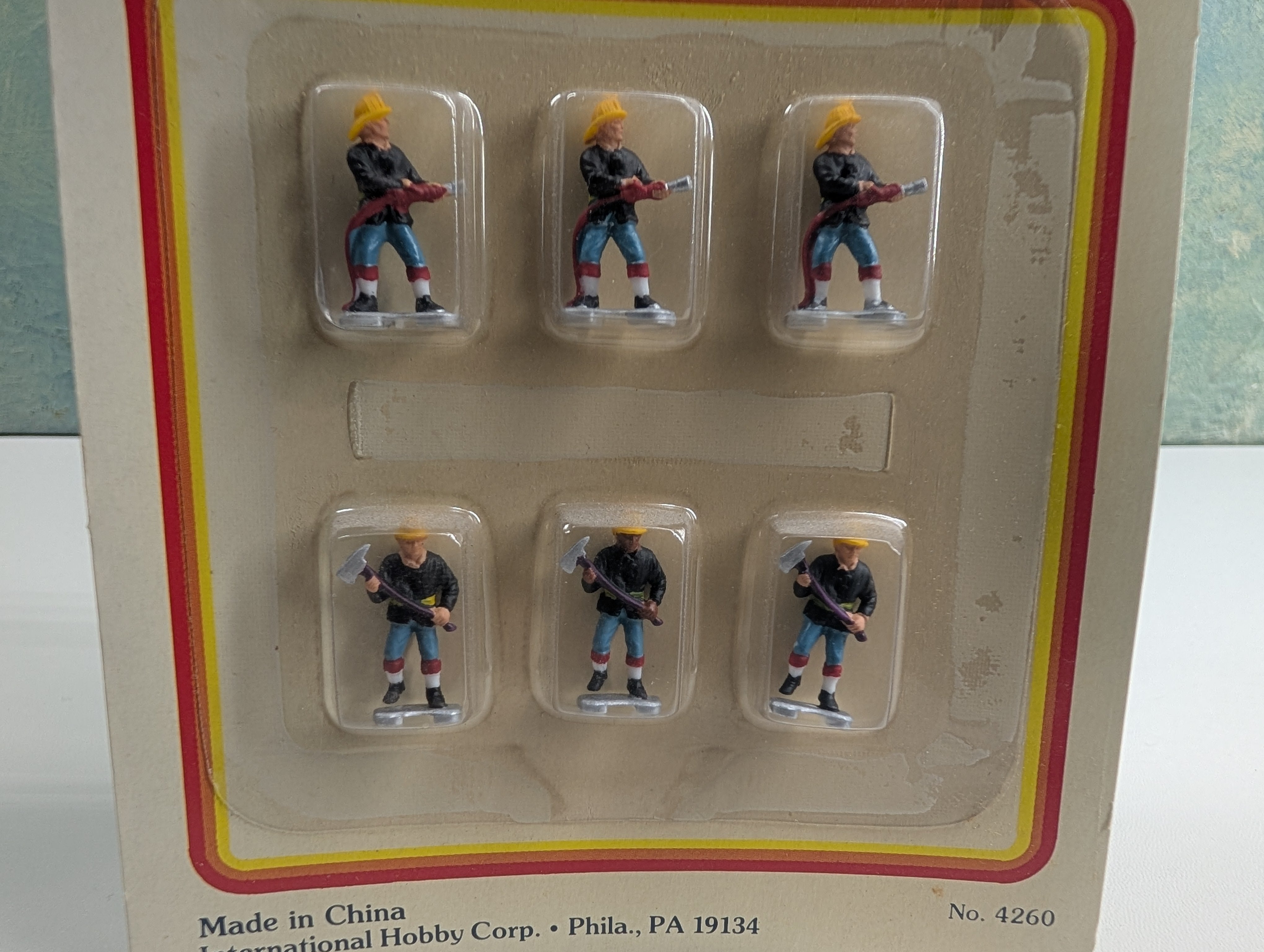 IHC 4260 HO Scale Firemen with Axes and Hoses (6 pcs)