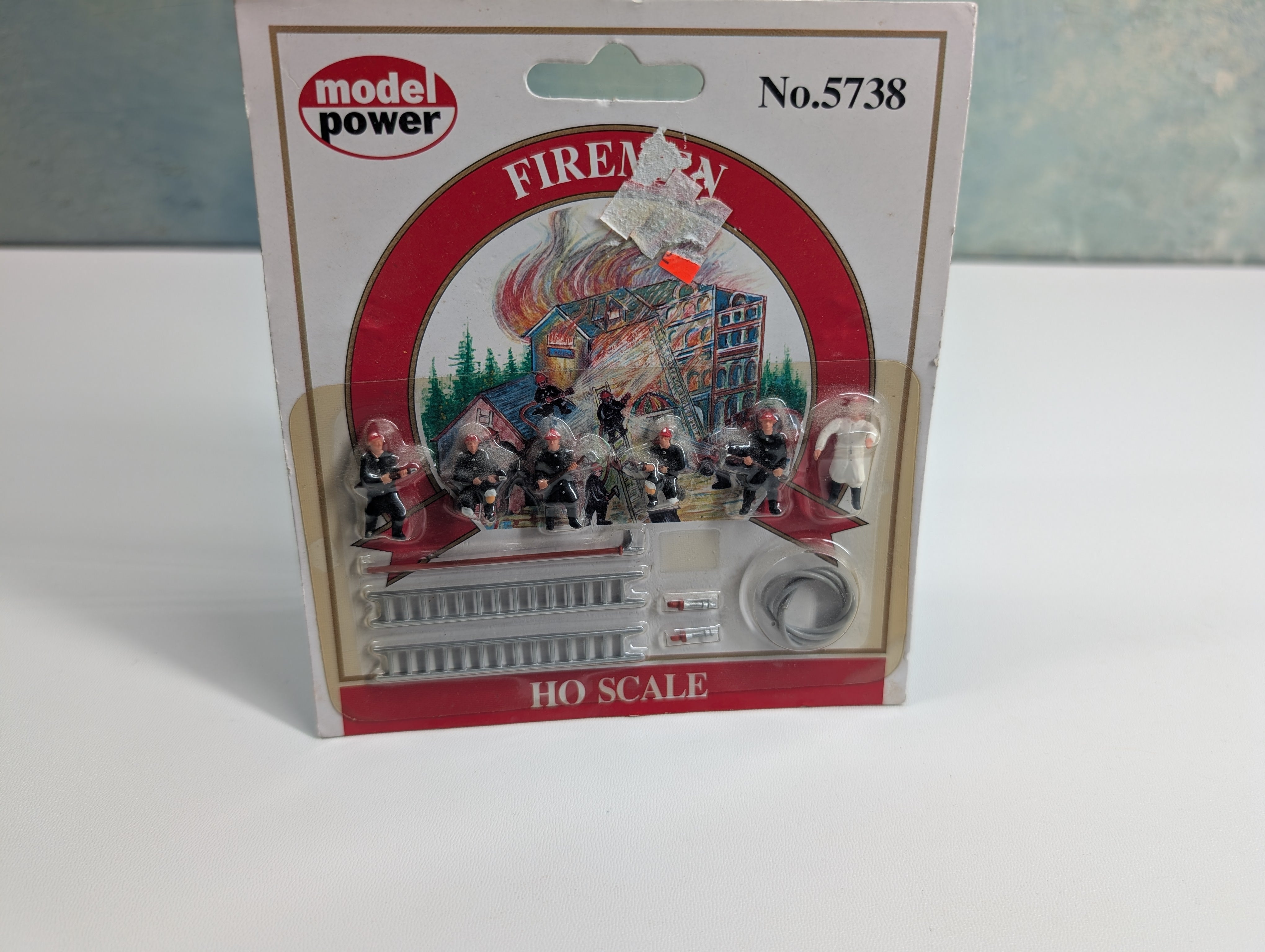 Model Power 5738 HO Scale Firemen with Accessories (12 pcs)