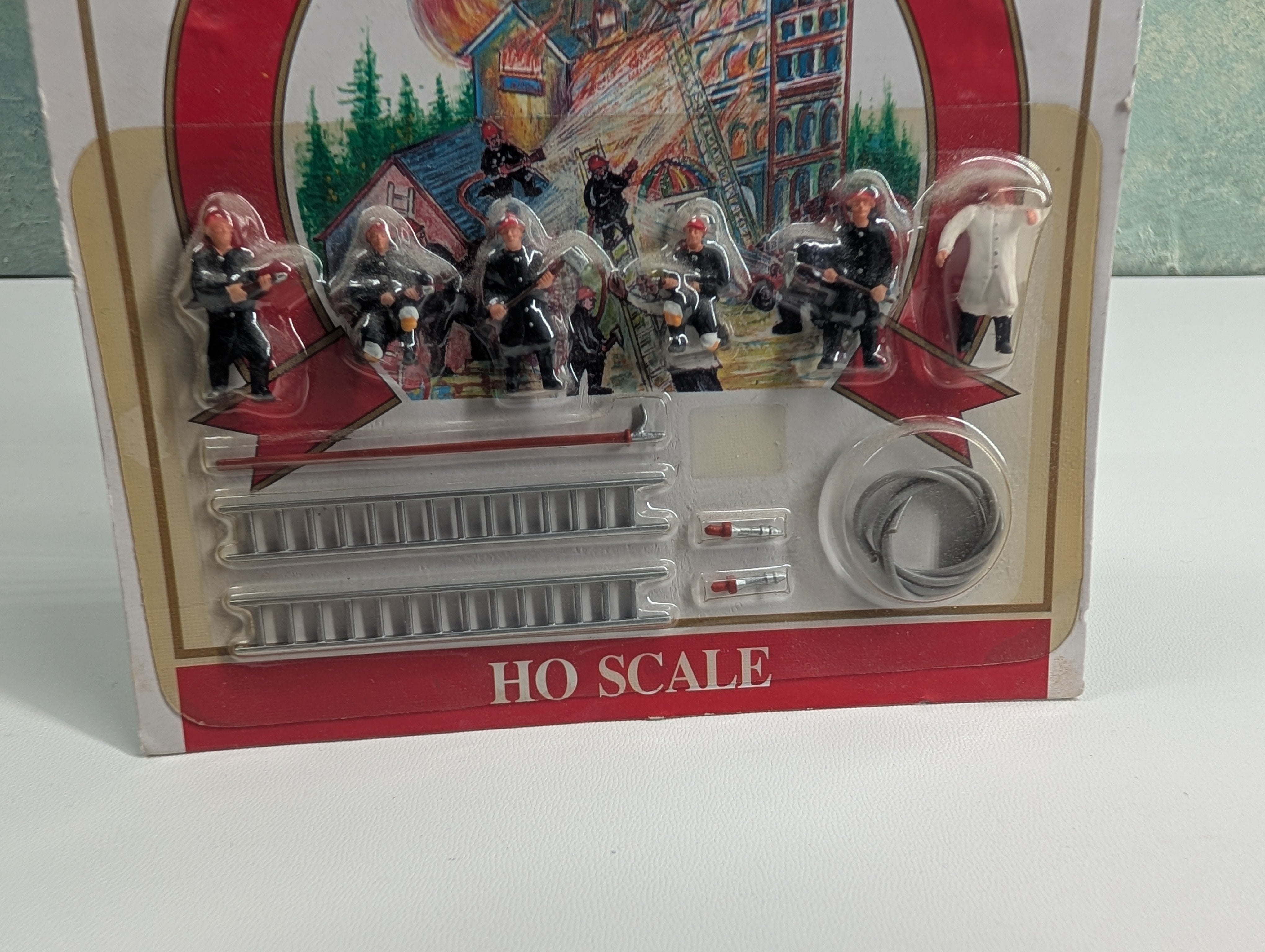Model Power 5738 HO Scale Firemen with Accessories (12 pcs)