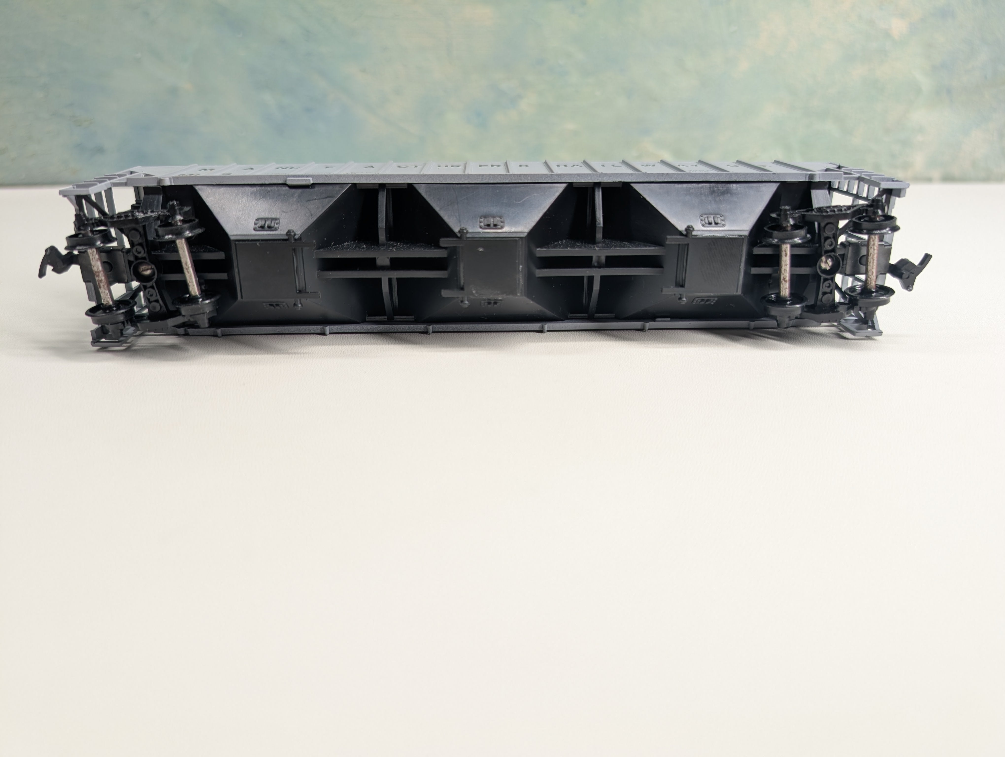 USED Athearn HO Scale 54' PS Ribside Covered Hopper, Manufacturers Railway Anheuser-Busch MRS #16002 Bev-Bel