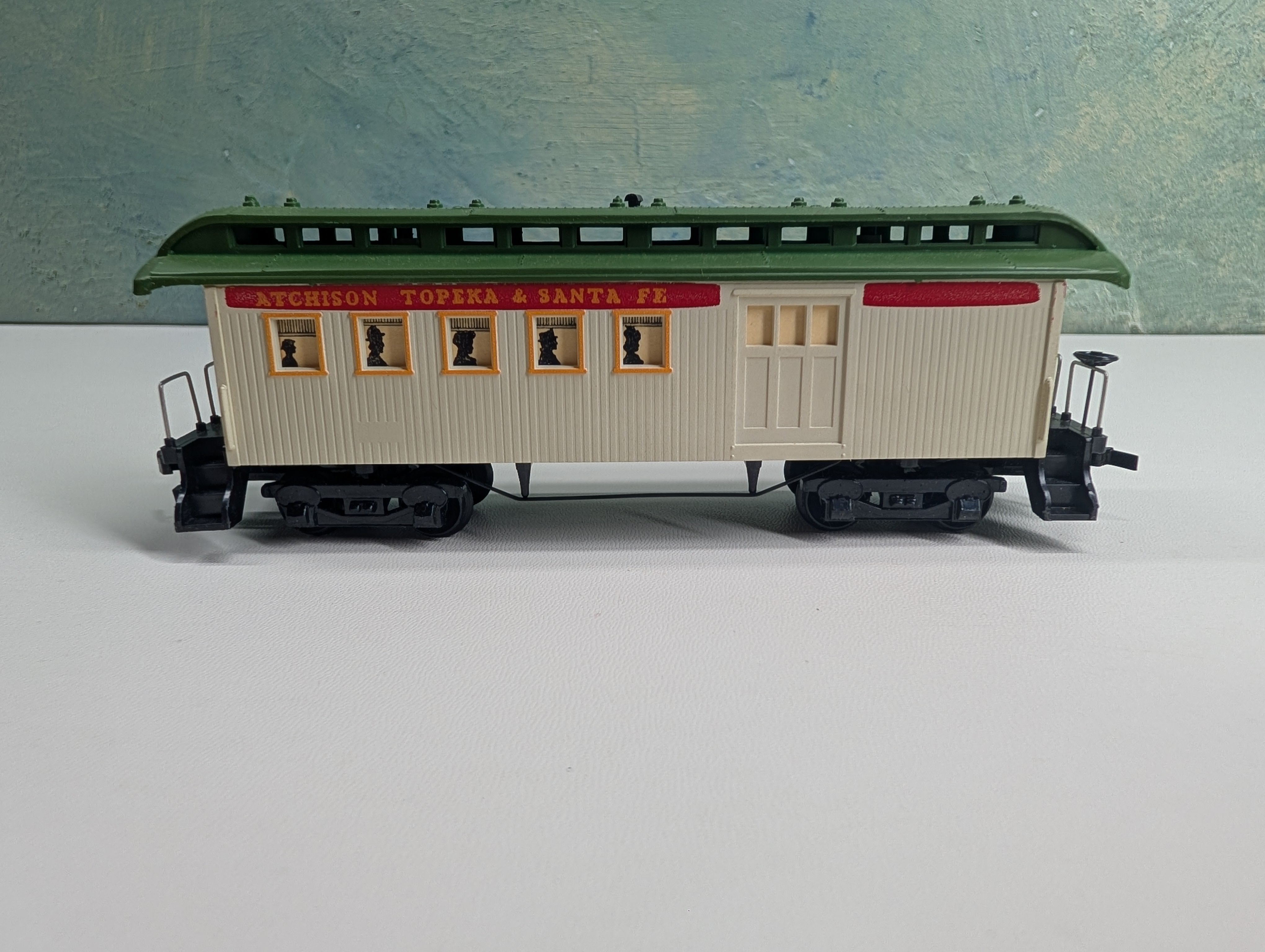 USED Tyco HO Scale 1890 Passenger Coach Santa Fe