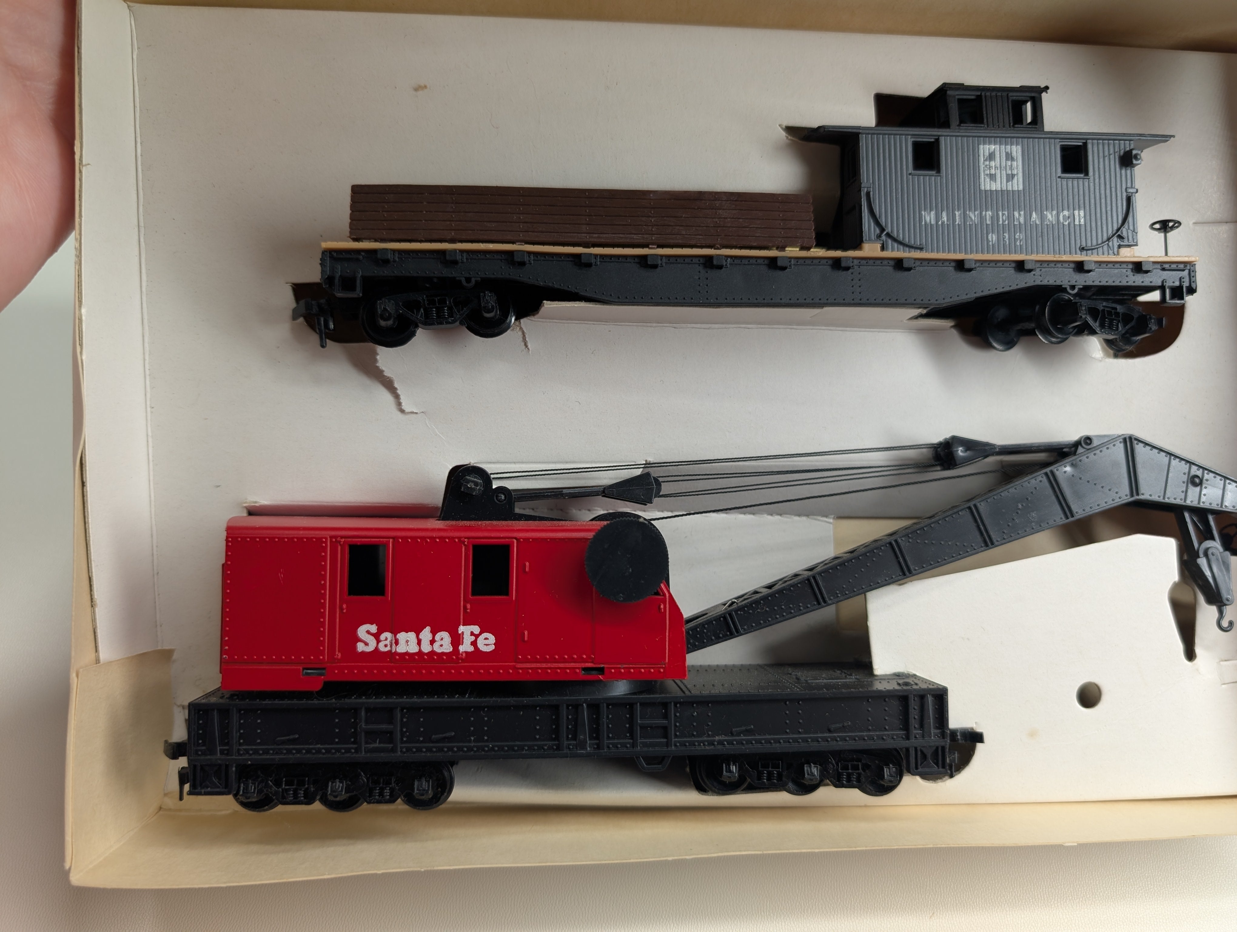 USED Tyco HO Scale Operating Crane Car w/ Boom Tender Set Santa Fe