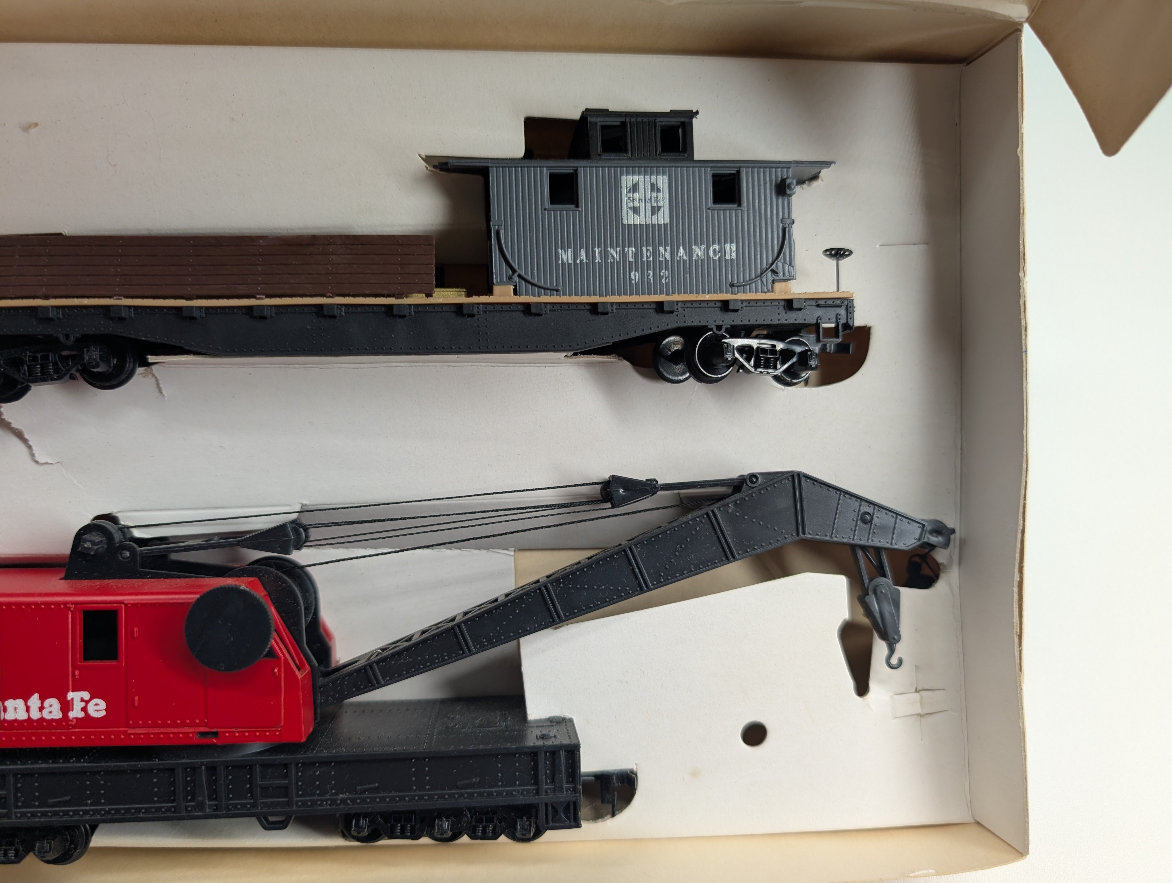 USED Tyco HO Scale Operating Crane Car w/ Boom Tender Set Santa Fe