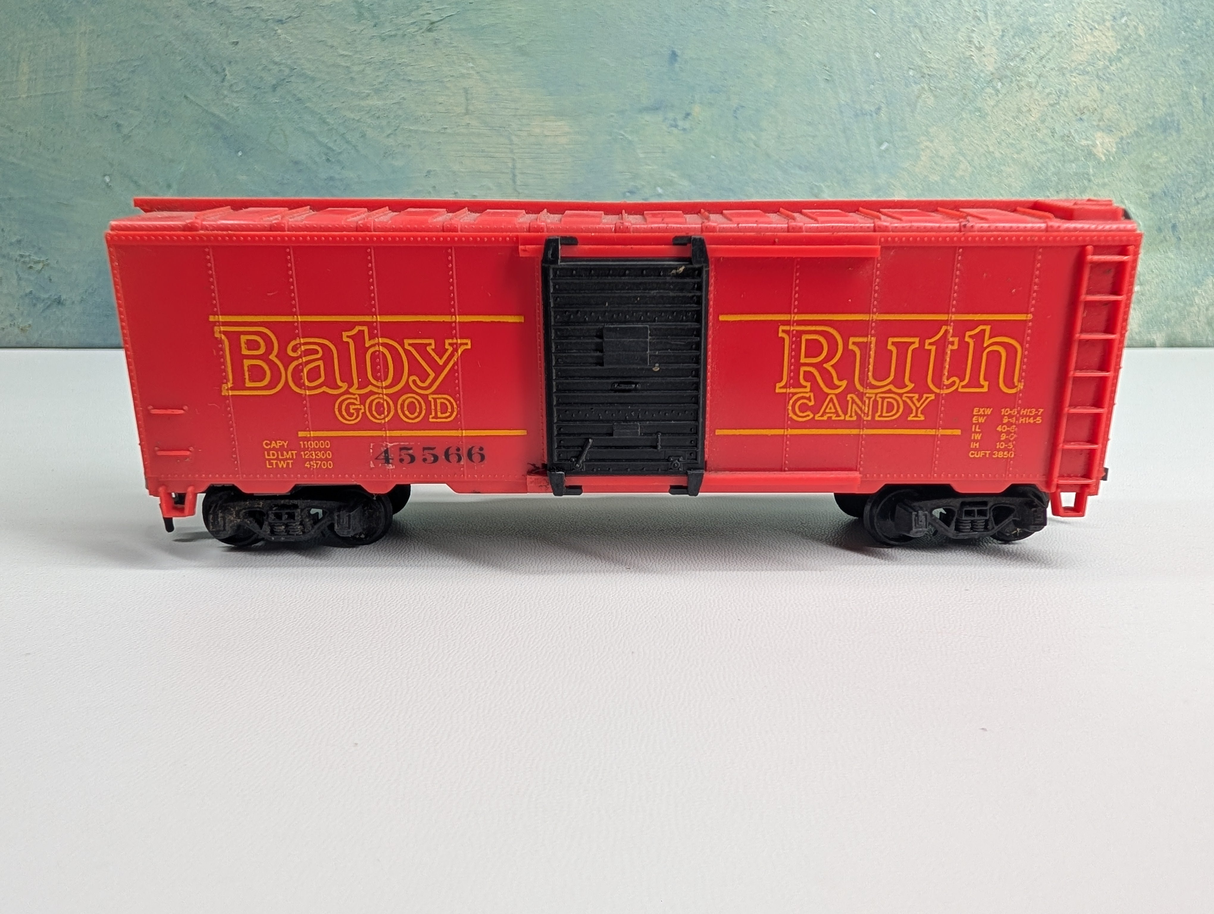 USED HO Scale 40' Box Car Baby Ruth #45566
