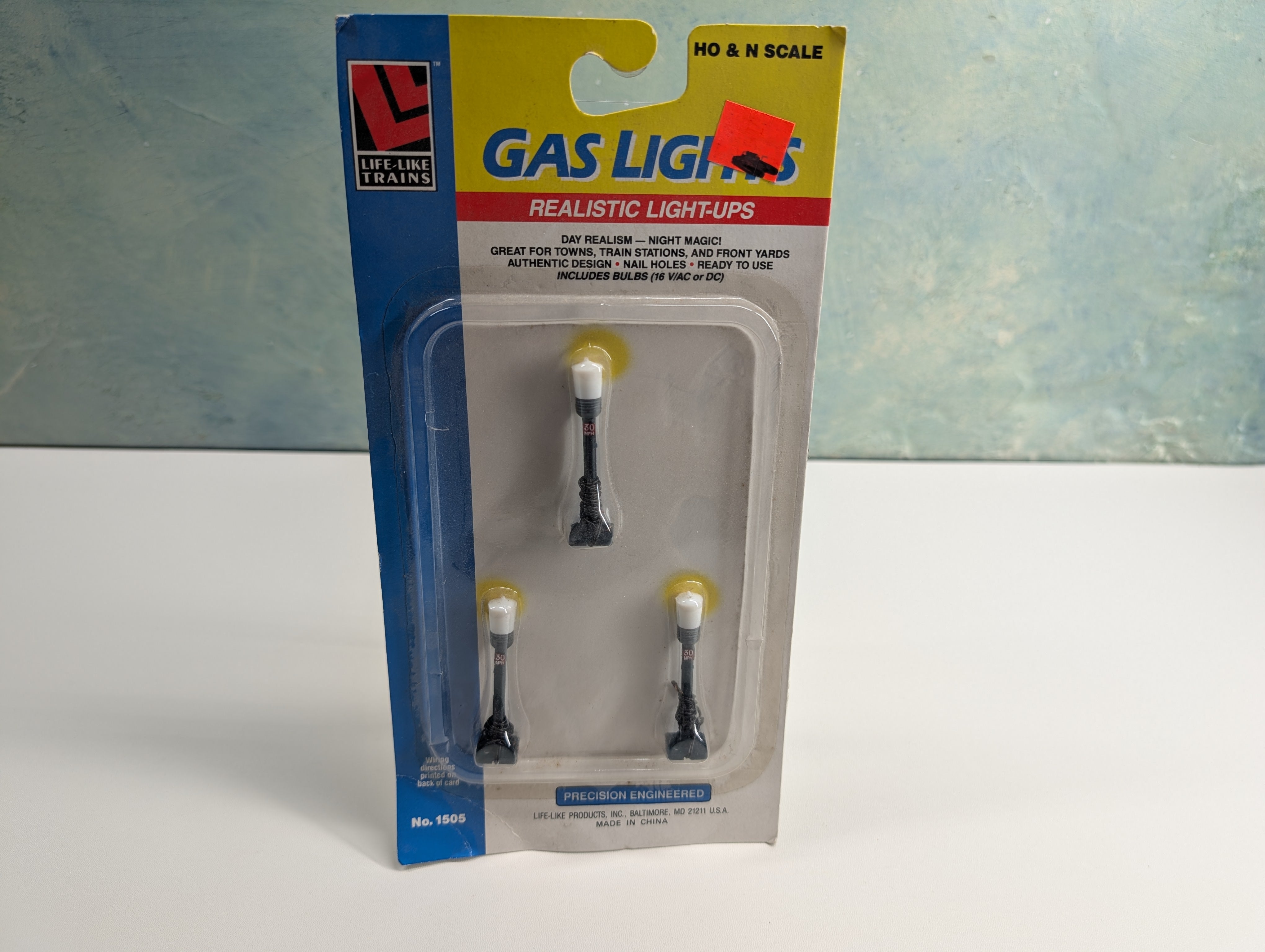 Life-Like 1505 MULTI Scale Gas Lights (HO & N) (3 pcs)