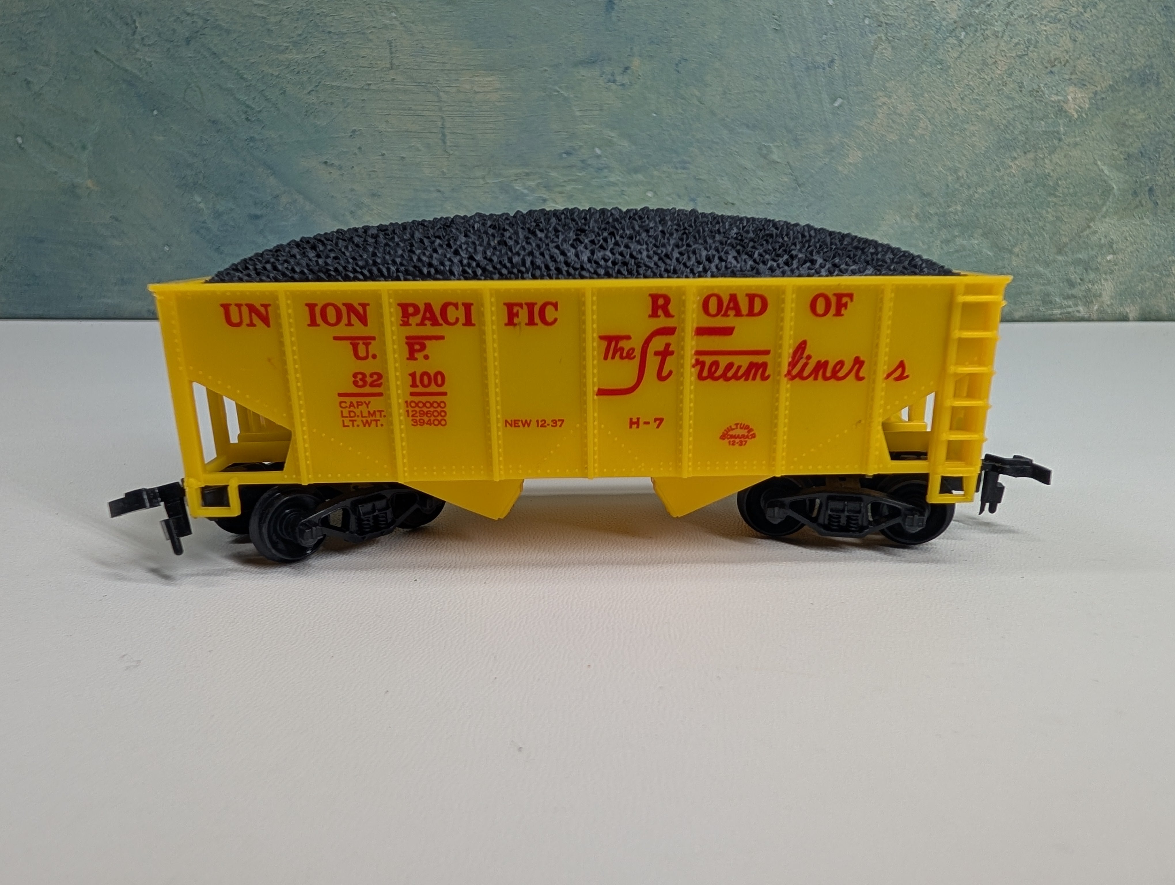 USED Life-Like HO Scale 2 Bay Hopper w/ Coal Union Pacific UP #32100