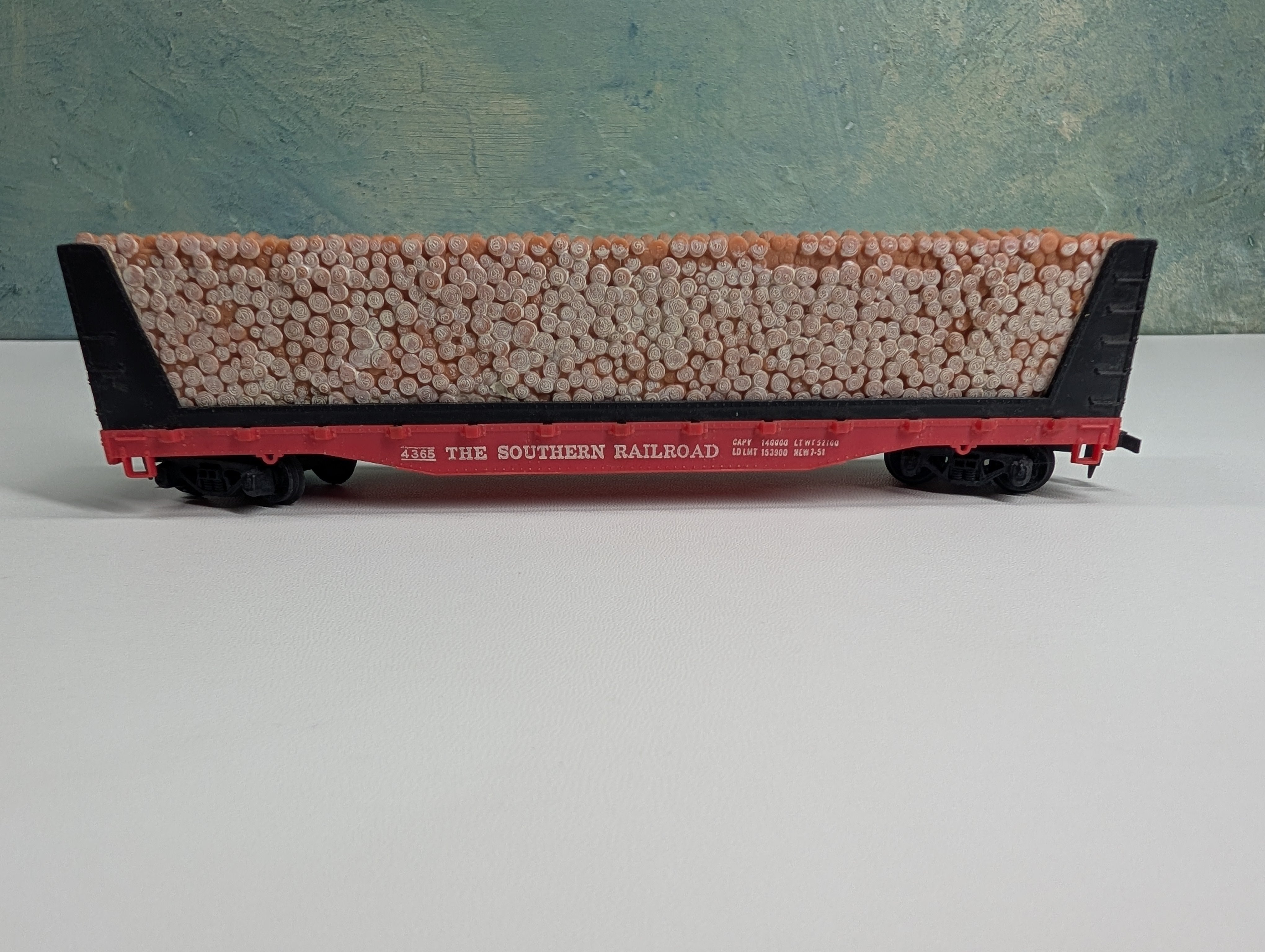 USED Tyco HO Scale 50' Bulkhead Flat Car w/ Pulpwood Southern #4365