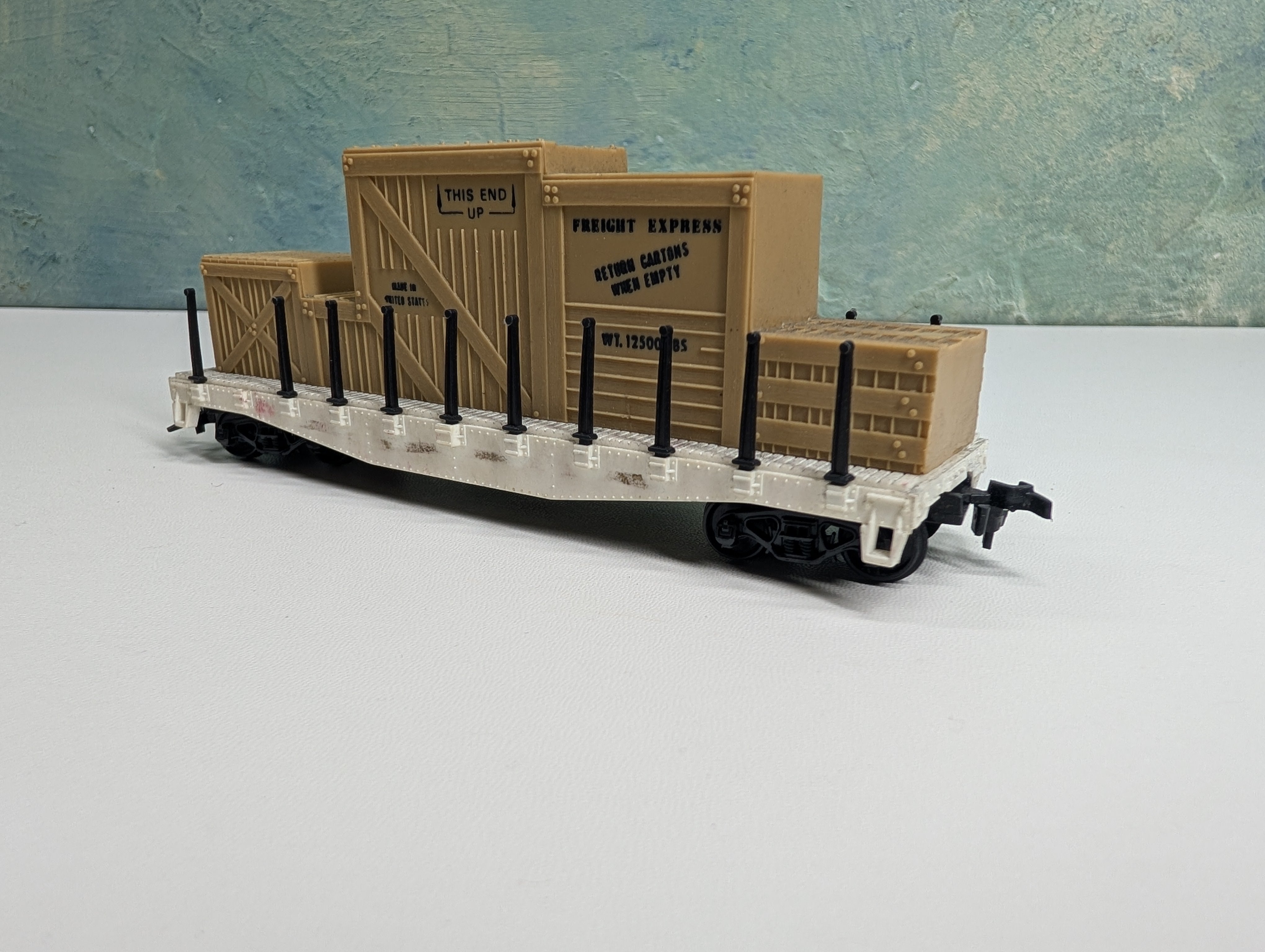 USED Lionel HO Scale Unlettered White 40’ Flat Car w/ Crate Load & Stakes