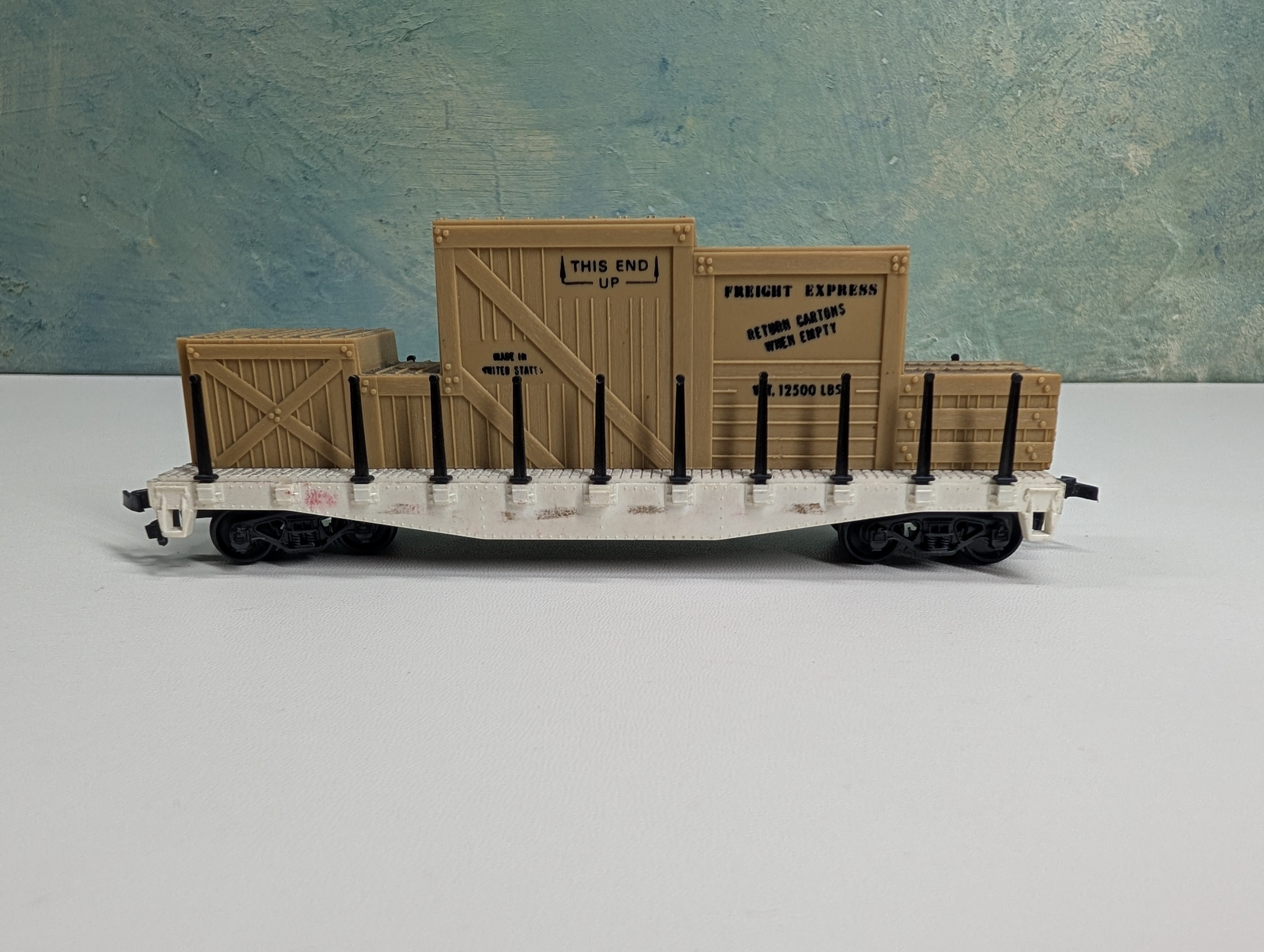 USED Lionel HO Scale Unlettered White 40’ Flat Car w/ Crate Load & Stakes