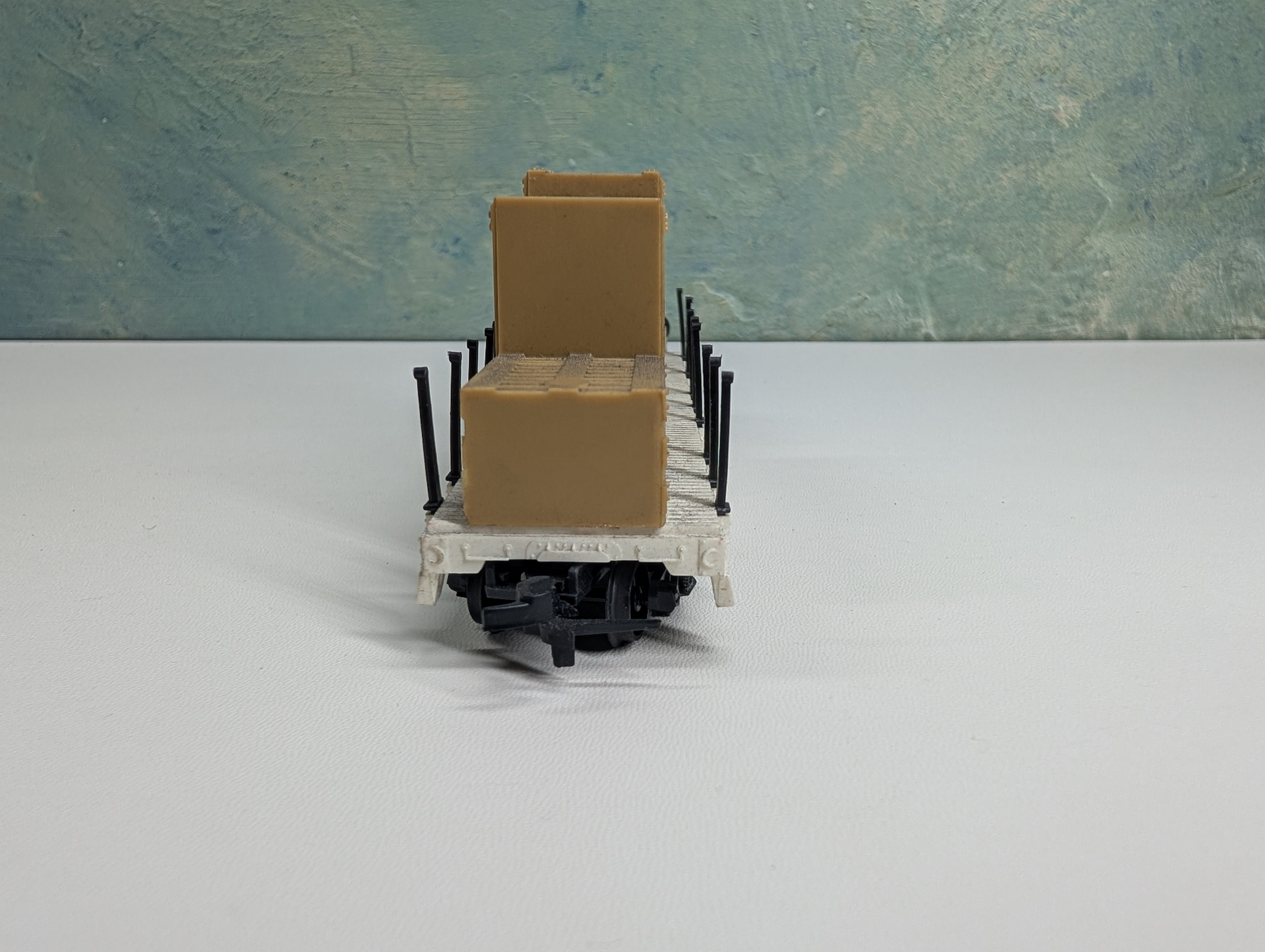 USED Lionel HO Scale Unlettered White 40’ Flat Car w/ Crate Load & Stakes