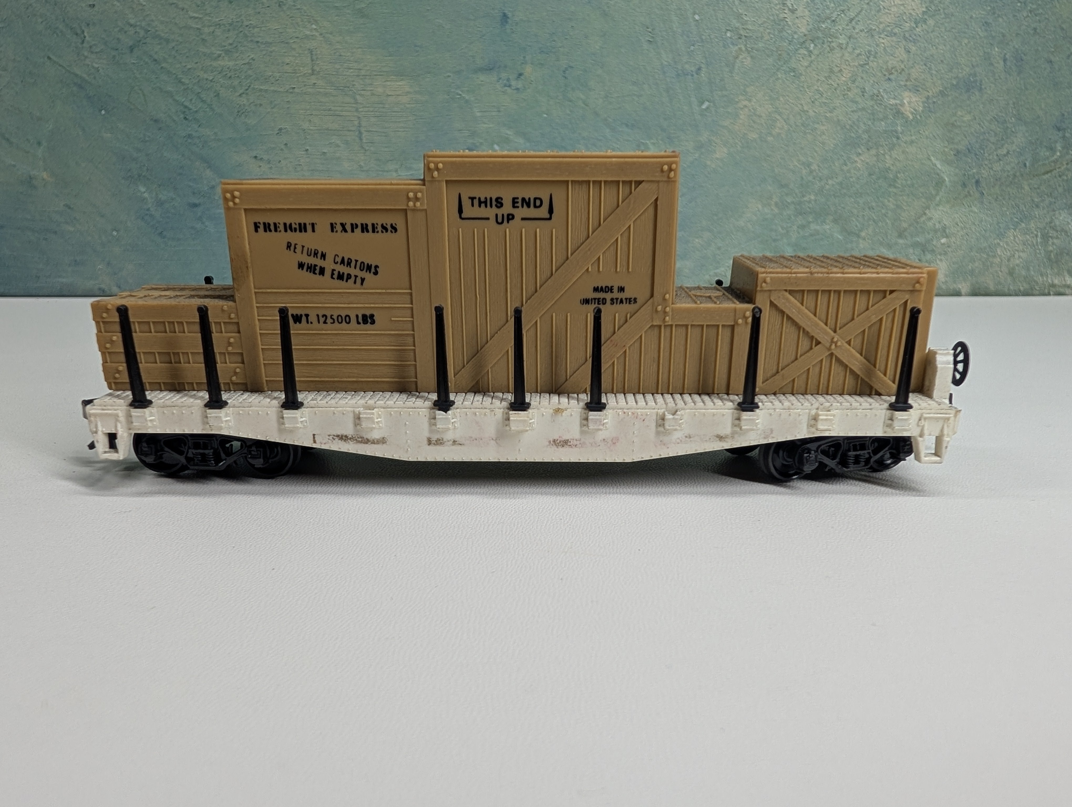 USED Lionel HO Scale Unlettered White 40’ Flat Car w/ Crate Load & Stakes