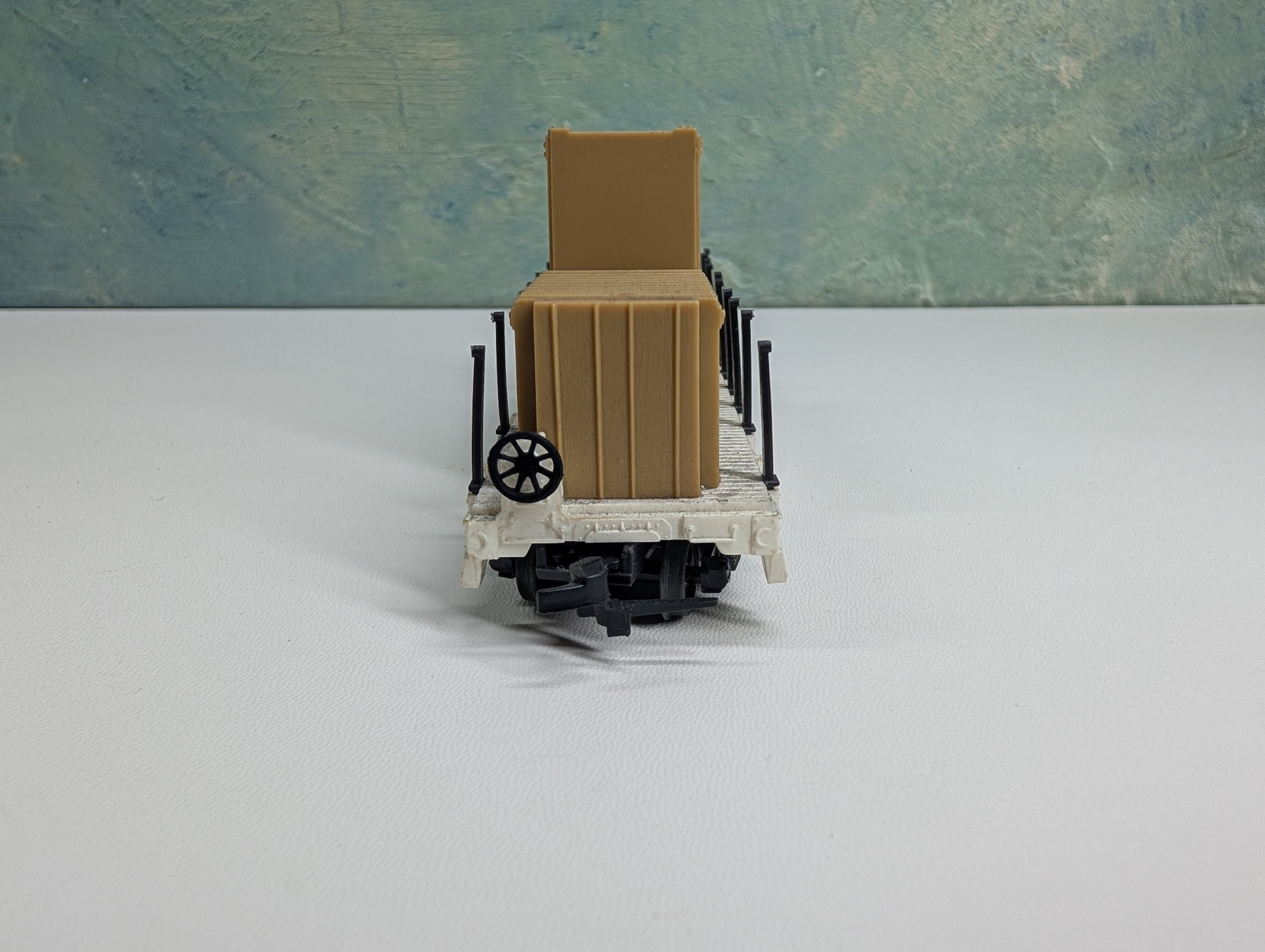 USED Lionel HO Scale Unlettered White 40’ Flat Car w/ Crate Load & Stakes