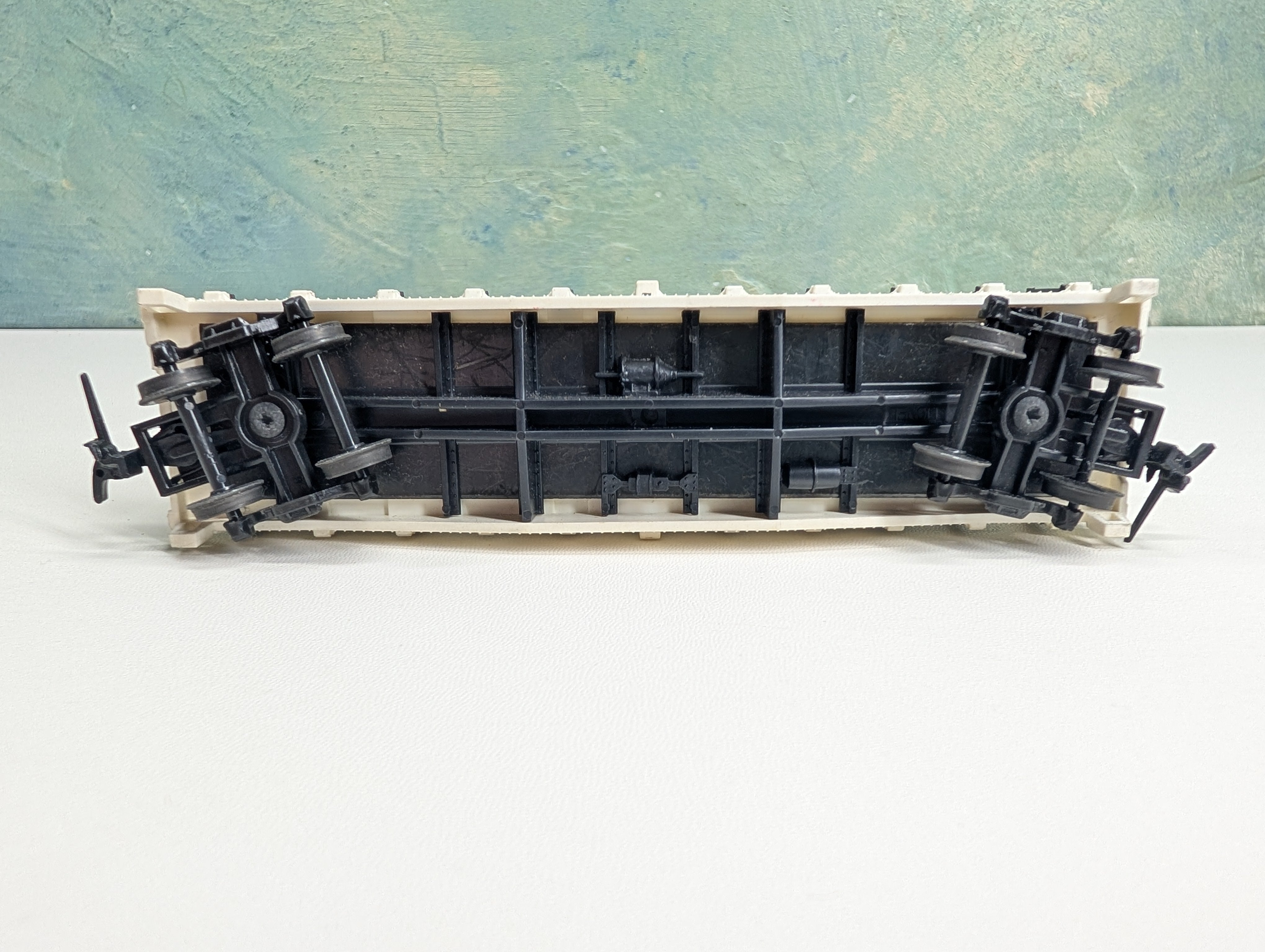 USED Lionel HO Scale Unlettered White 40’ Flat Car w/ Crate Load & Stakes