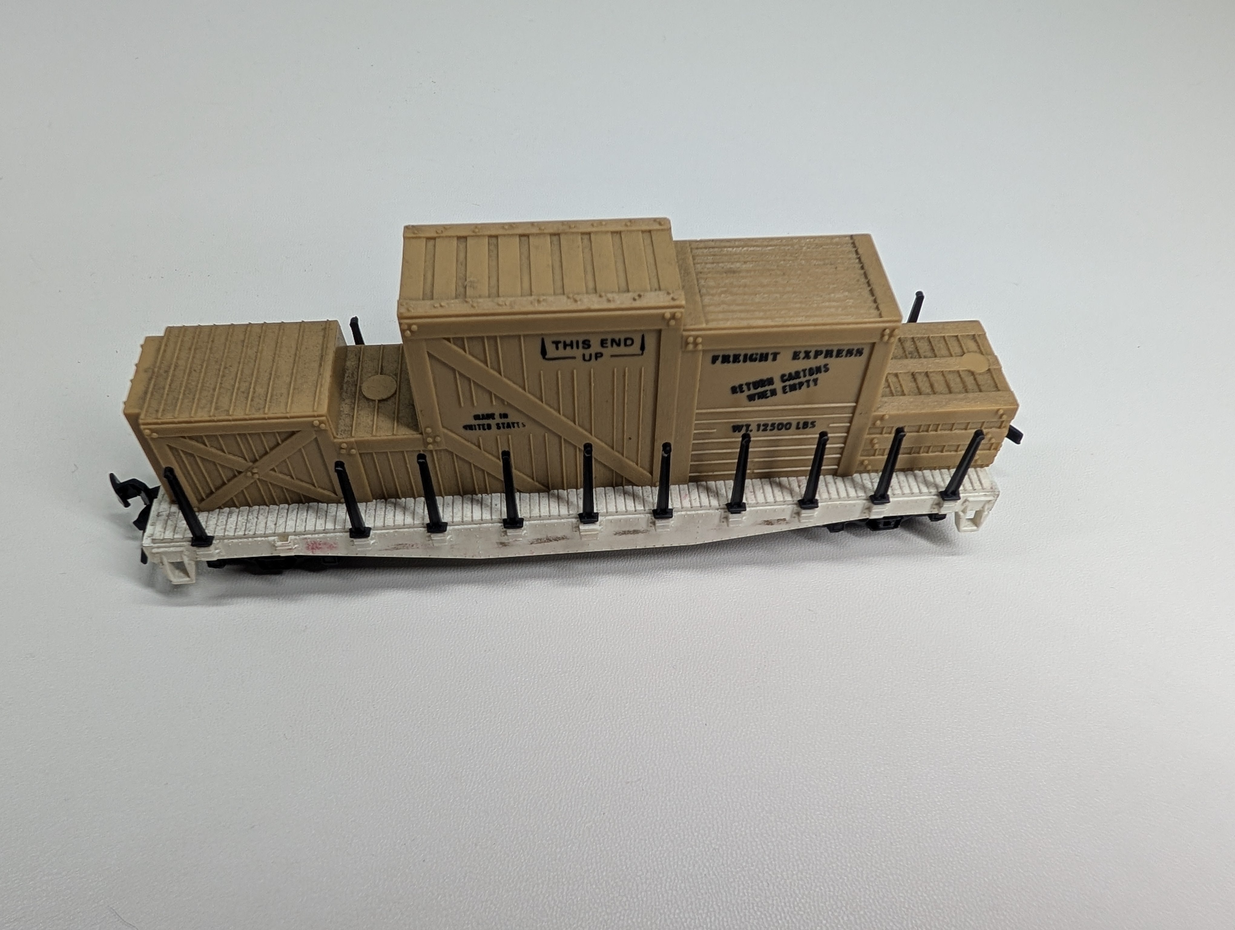 USED Lionel HO Scale Unlettered White 40’ Flat Car w/ Crate Load & Stakes