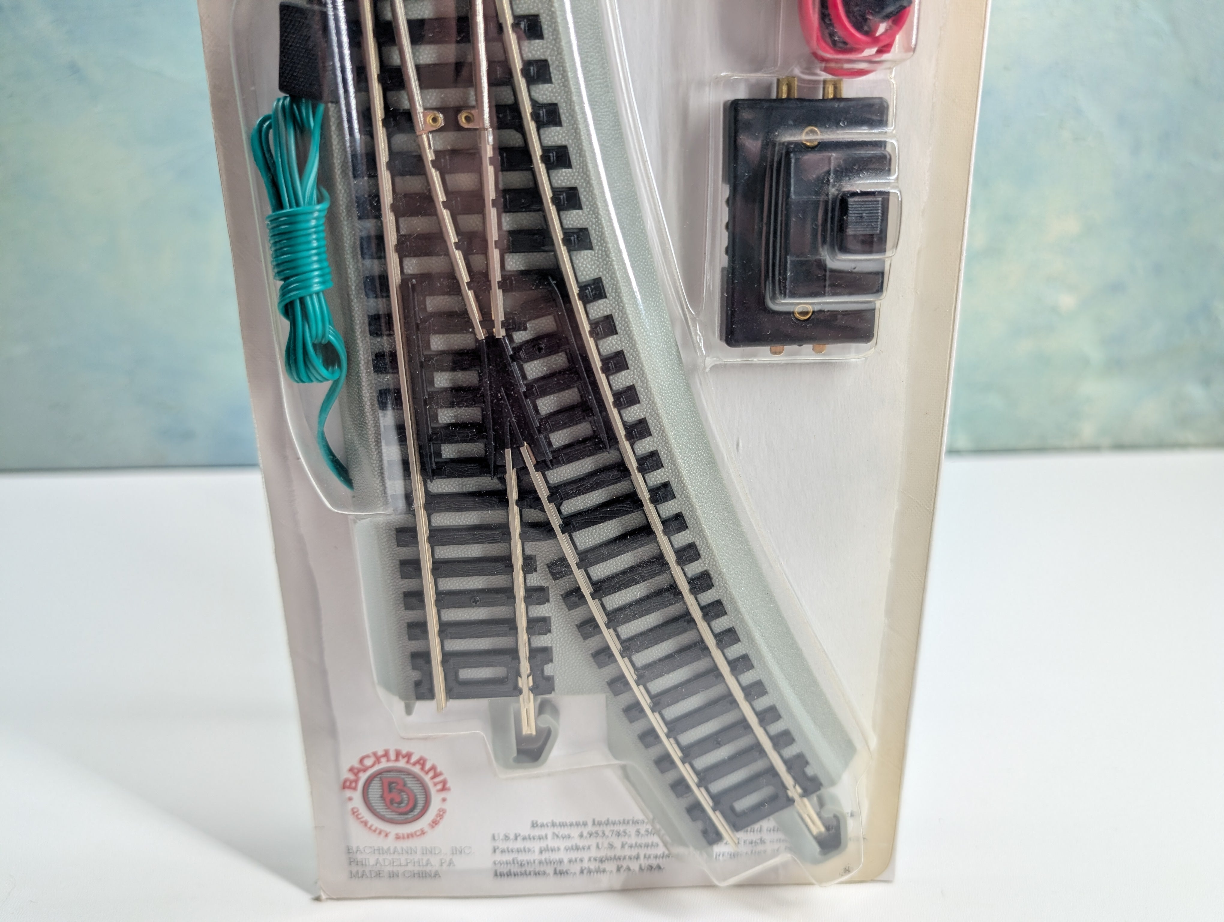 Bachmann 44561 HO Scale E-Z Track Remote Turnout Left, Gray Roadbed