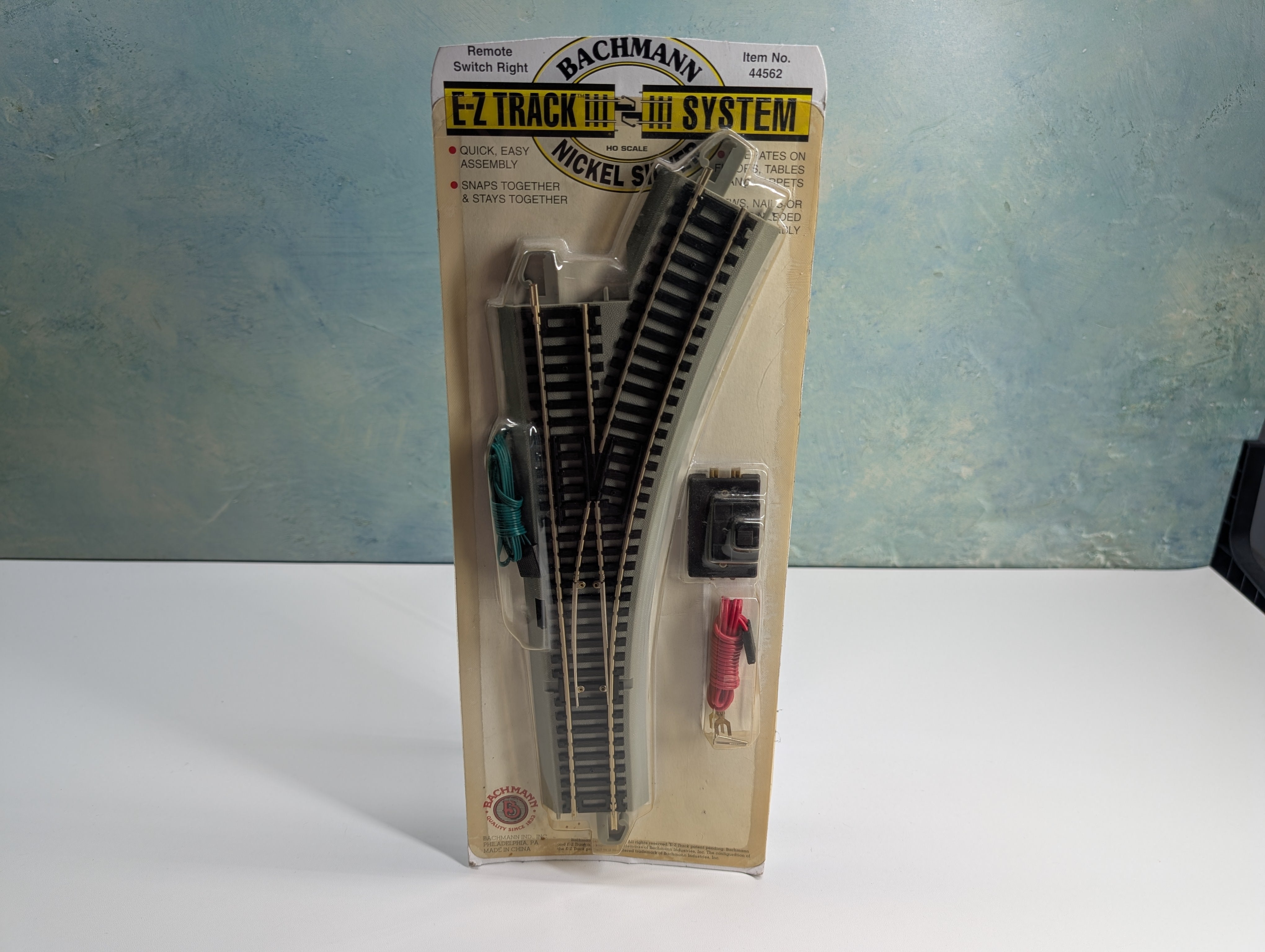 Bachmann 44562 HO Scale E-Z Track Remote Turnout Right, Gray Roadbed