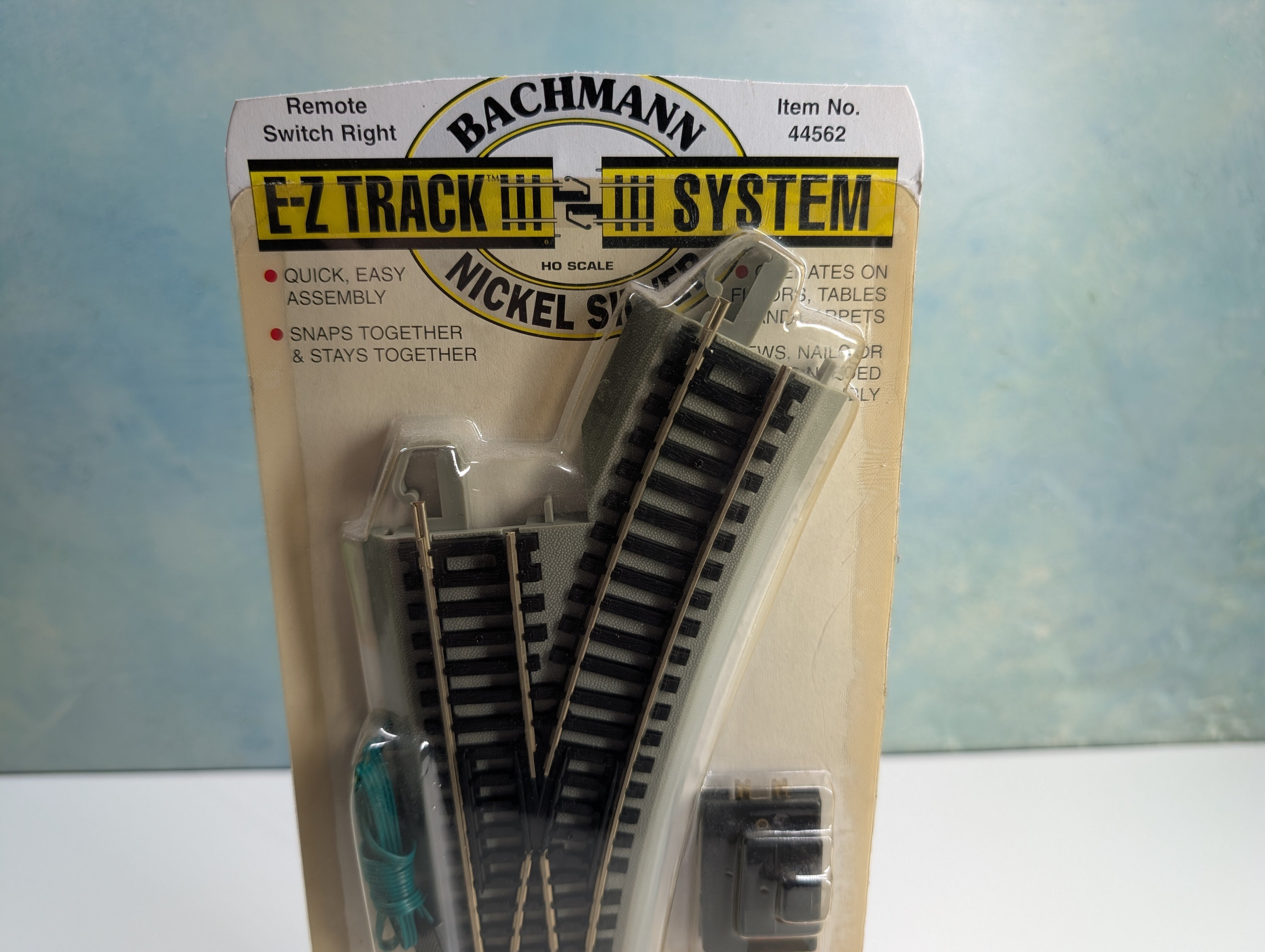 Bachmann 44562 HO Scale E-Z Track Remote Turnout Right, Gray Roadbed
