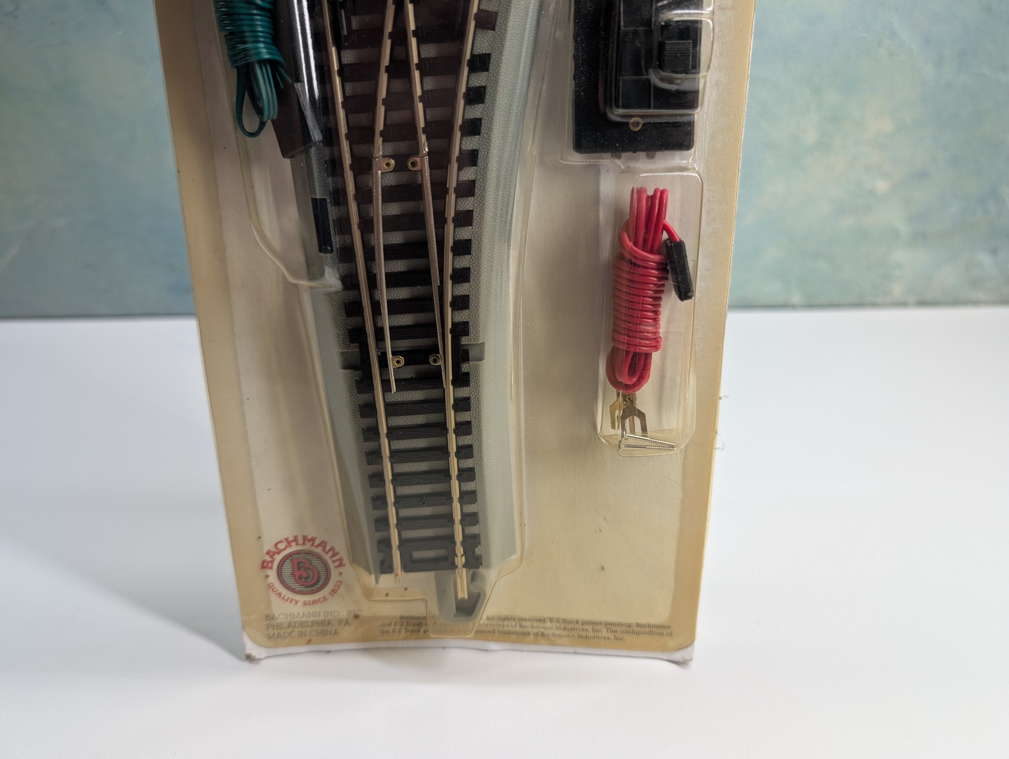 Bachmann 44562 HO Scale E-Z Track Remote Turnout Right, Gray Roadbed