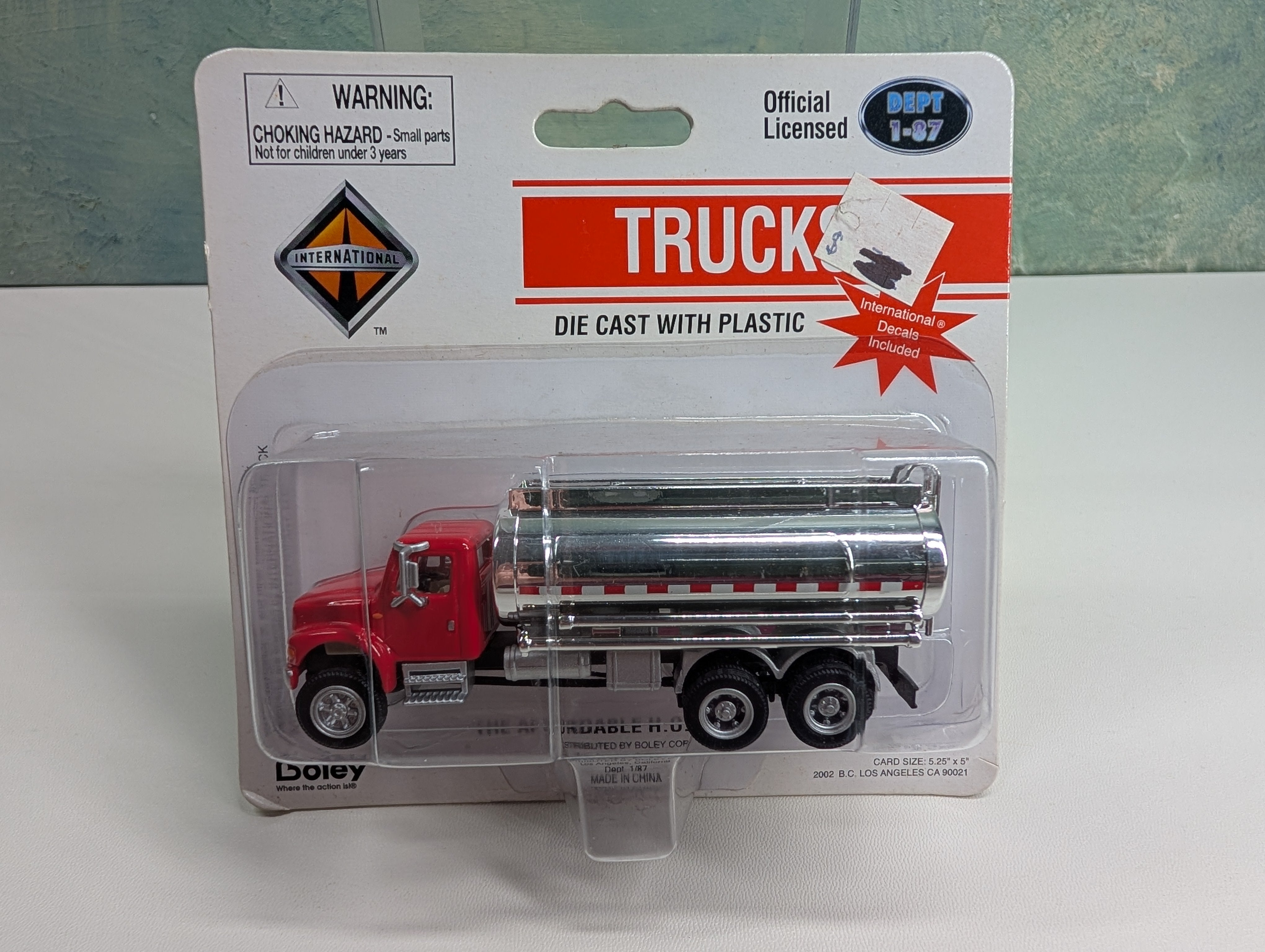 Boley 4009-16 HO Scale International Tanker with Red Cab