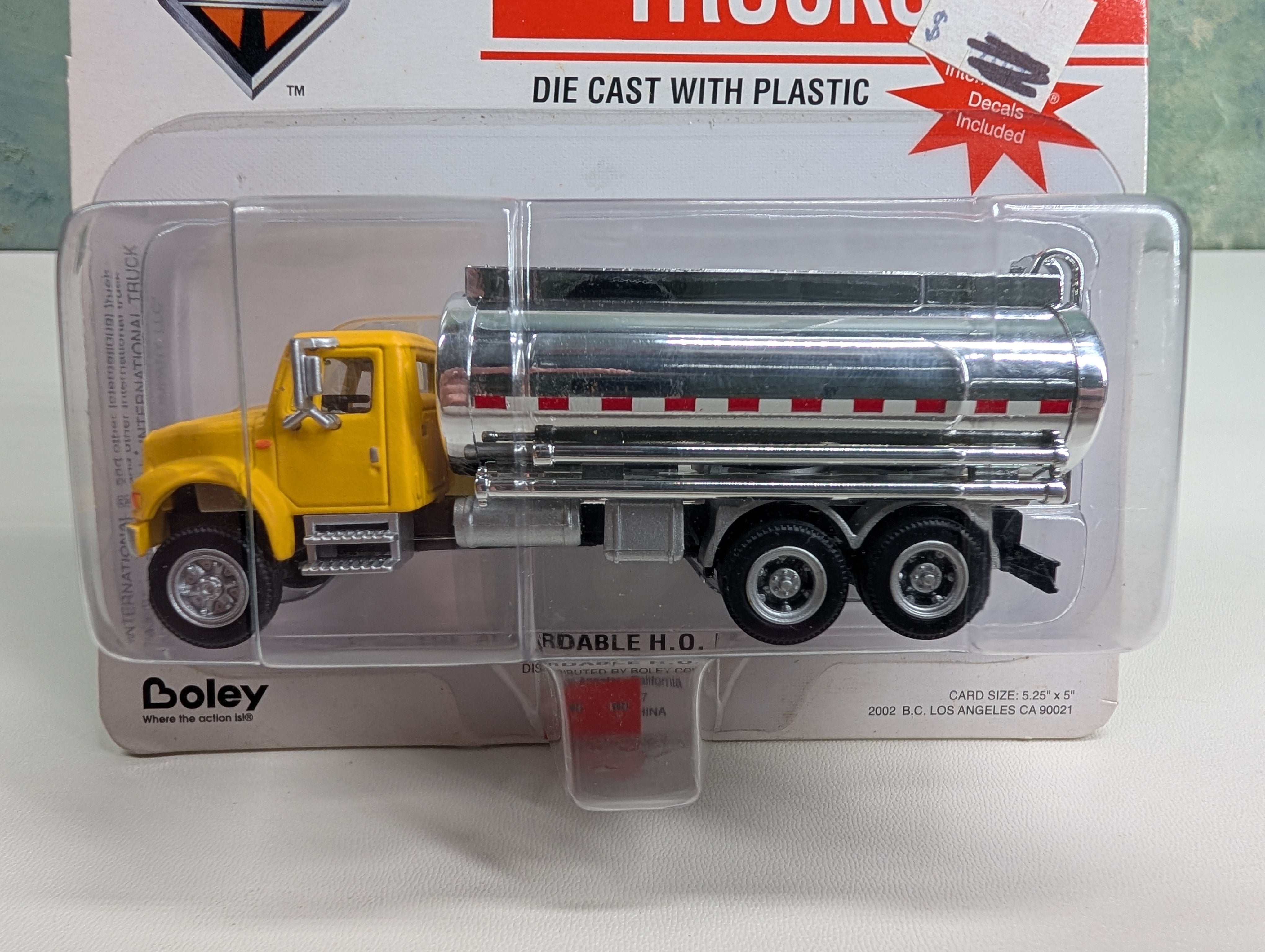 Boley 4009-86 HO Scale International Tanker with Yellow Cab
