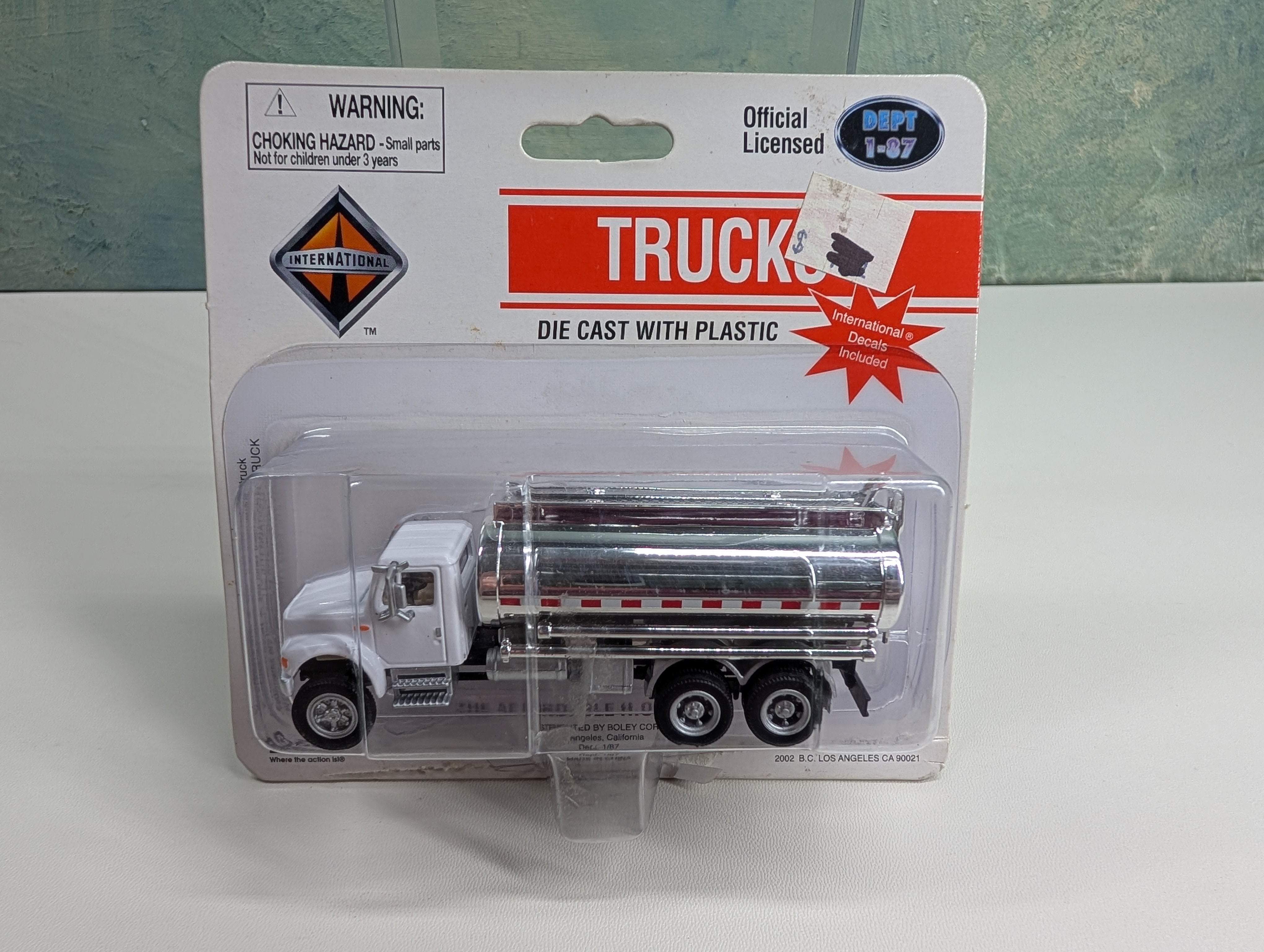 Boley 4009-76 HO Scale International Tanker with White Cab