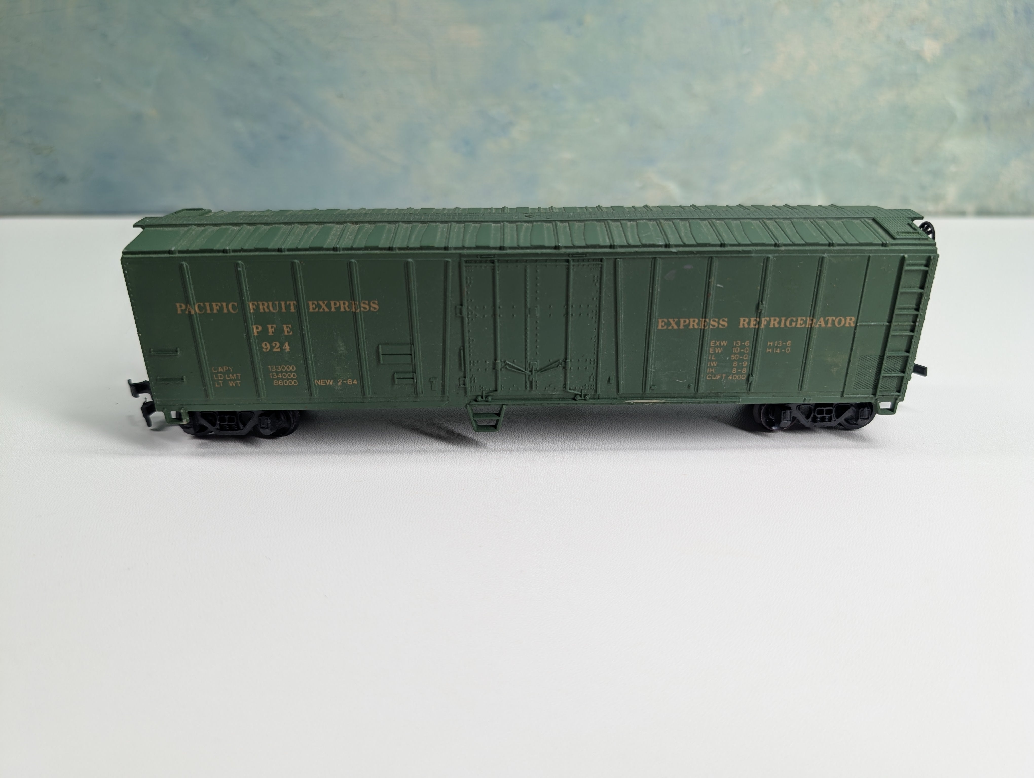 USED Bachmann HO Scale 50' Reefer Box Car Pacific Fruit Express PFE #924