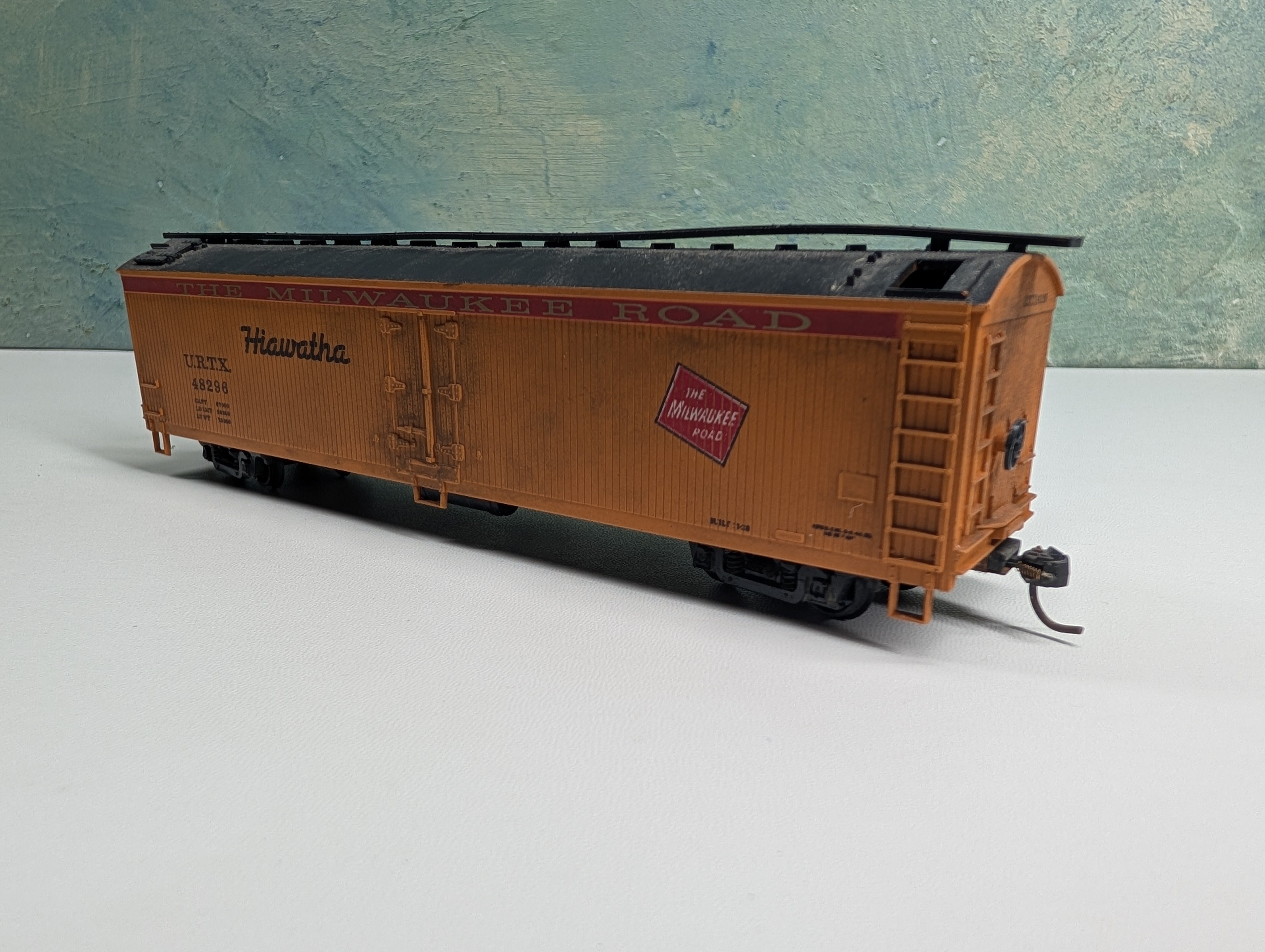 USED Athearn HO Scale 50' Express Reefer Milwaukee Road URTX #48296 Hiawatha, Weathered