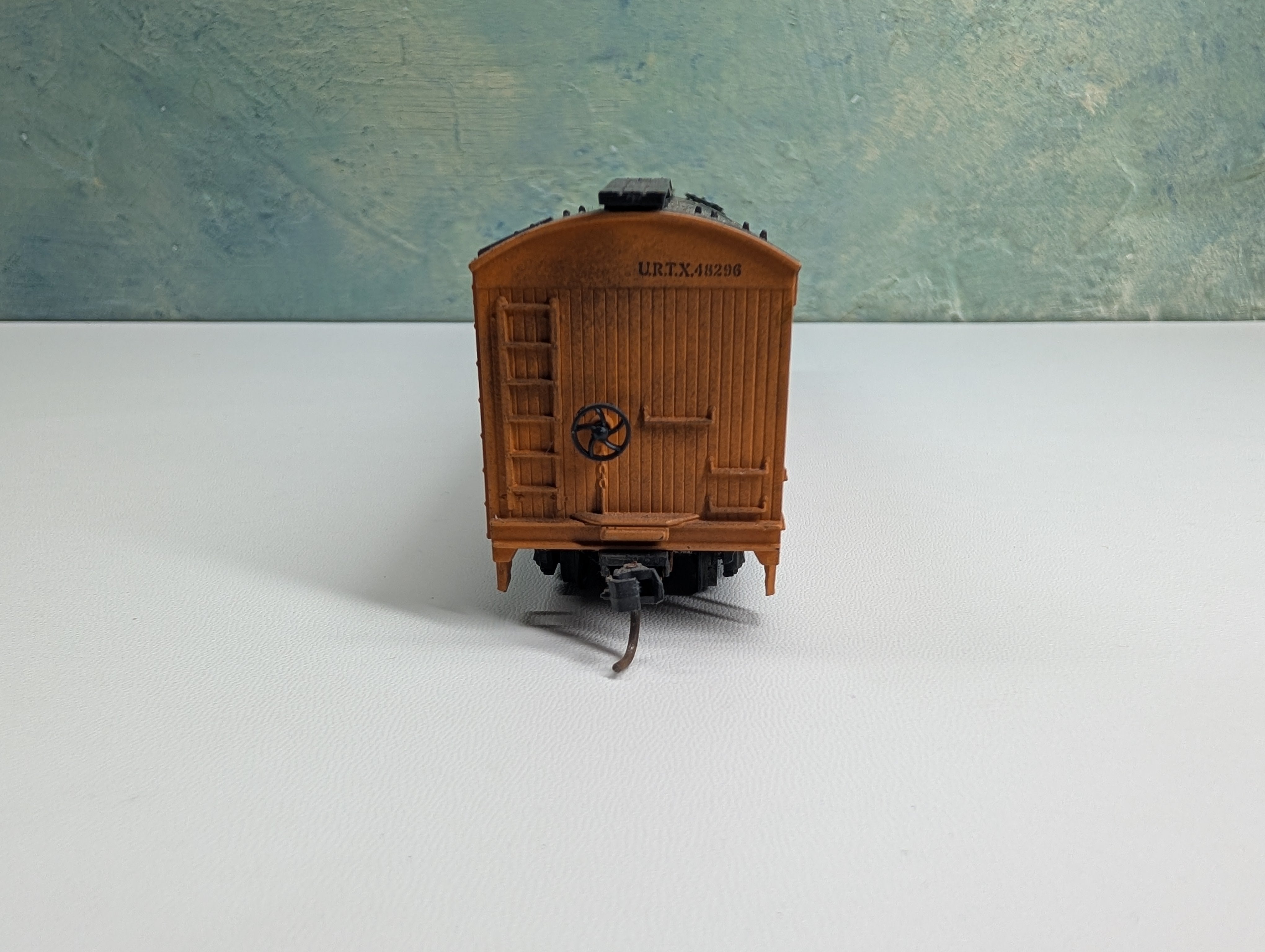 USED Athearn HO Scale 50' Express Reefer Milwaukee Road URTX #48296 Hiawatha, Weathered