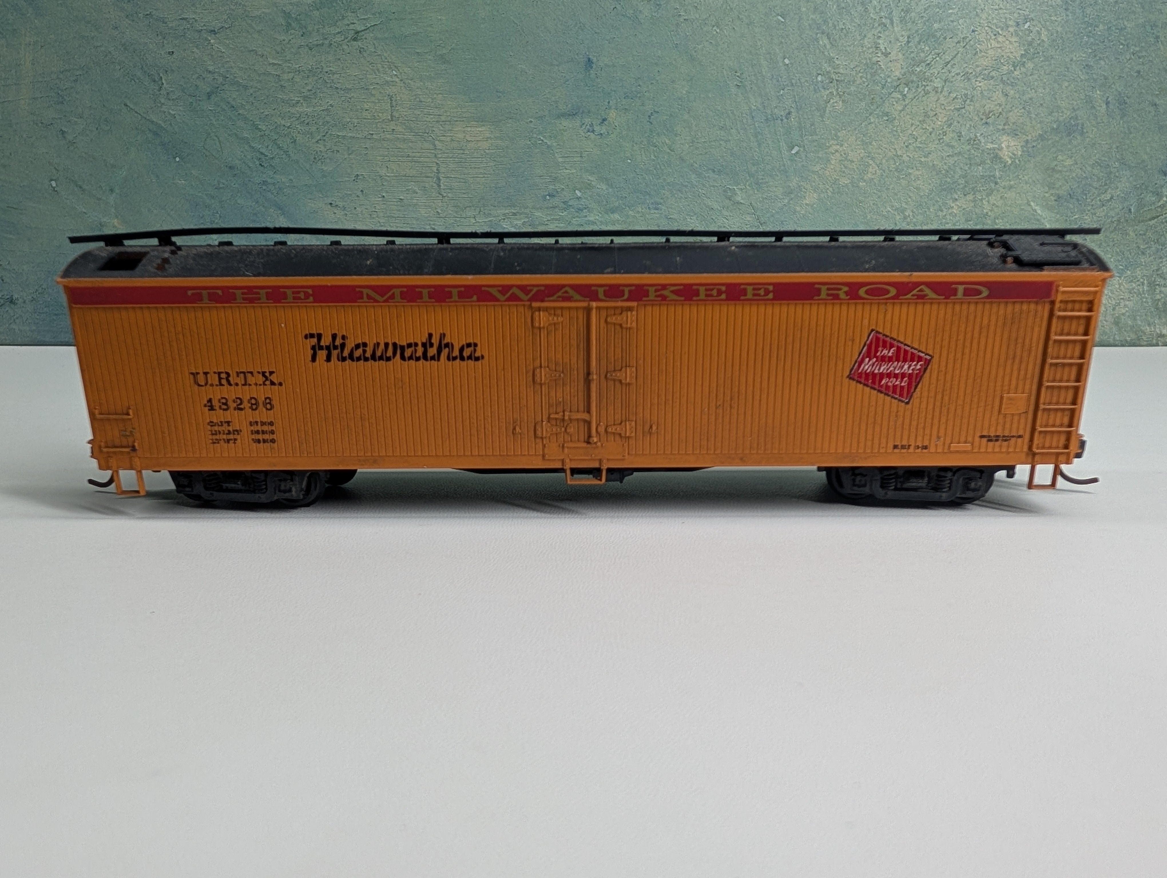 USED Athearn HO Scale 50' Express Reefer Milwaukee Road URTX #48296 Hiawatha, Weathered