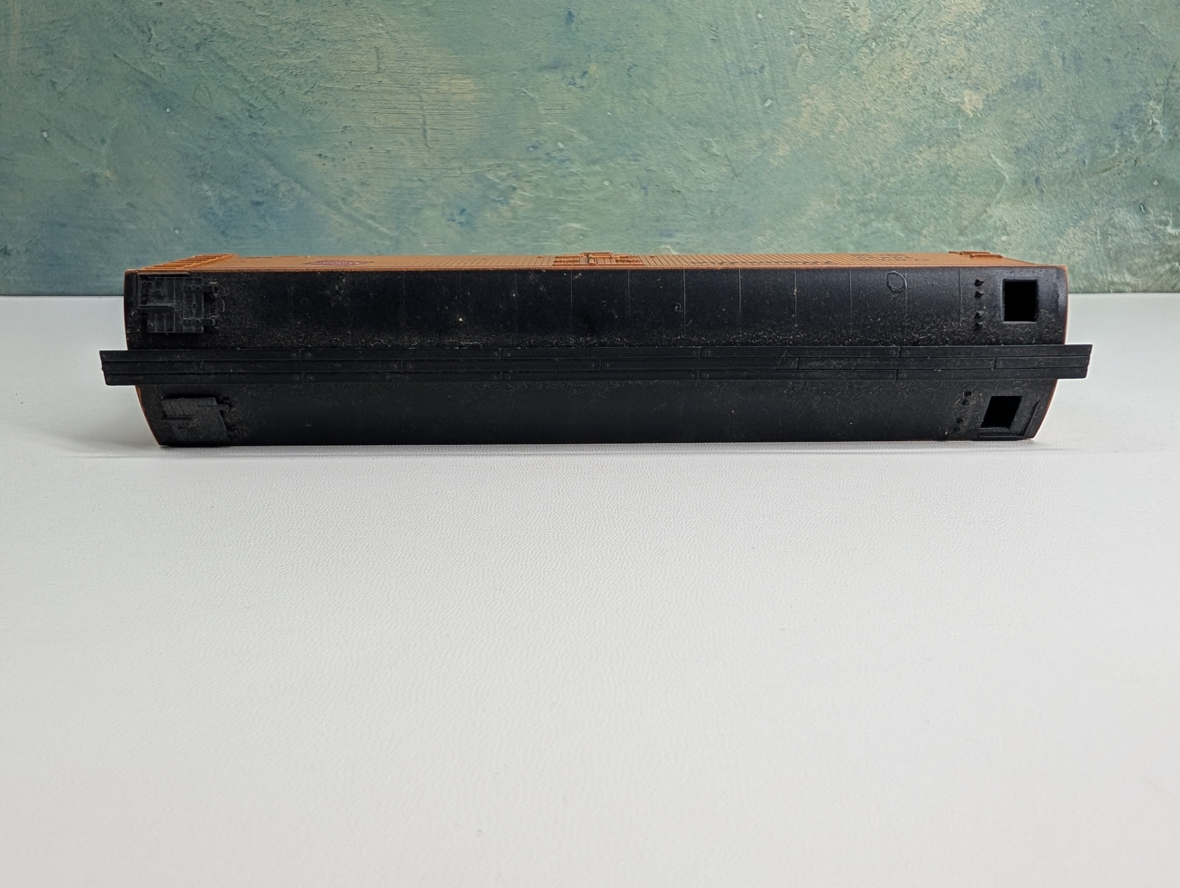 USED Athearn HO Scale 50' Express Reefer Milwaukee Road URTX #48296 Hiawatha, Weathered