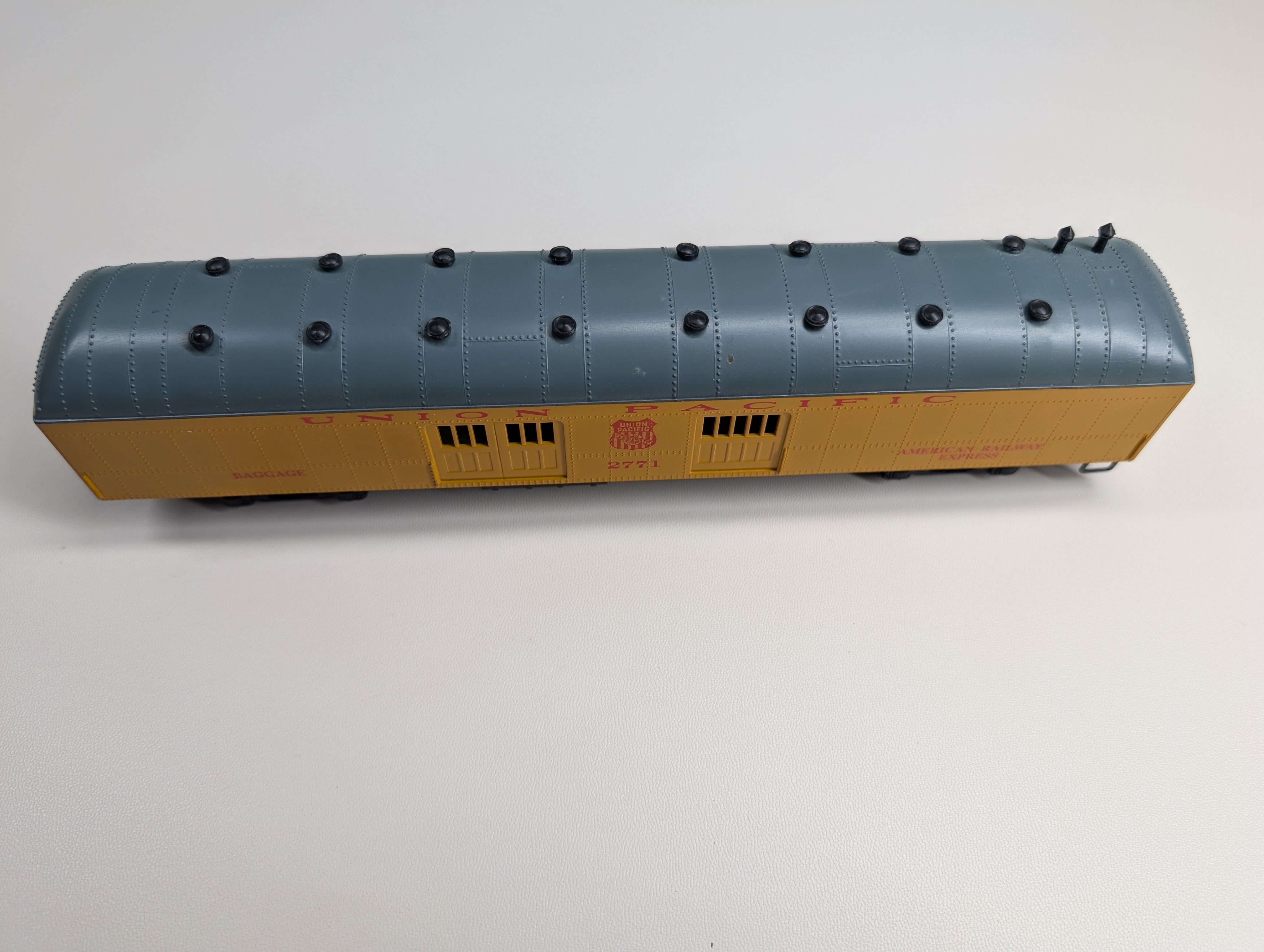 USED Roundhouse HO Scale Harriman Style Baggage Car Union Pacific UP #2771 American Railway Express