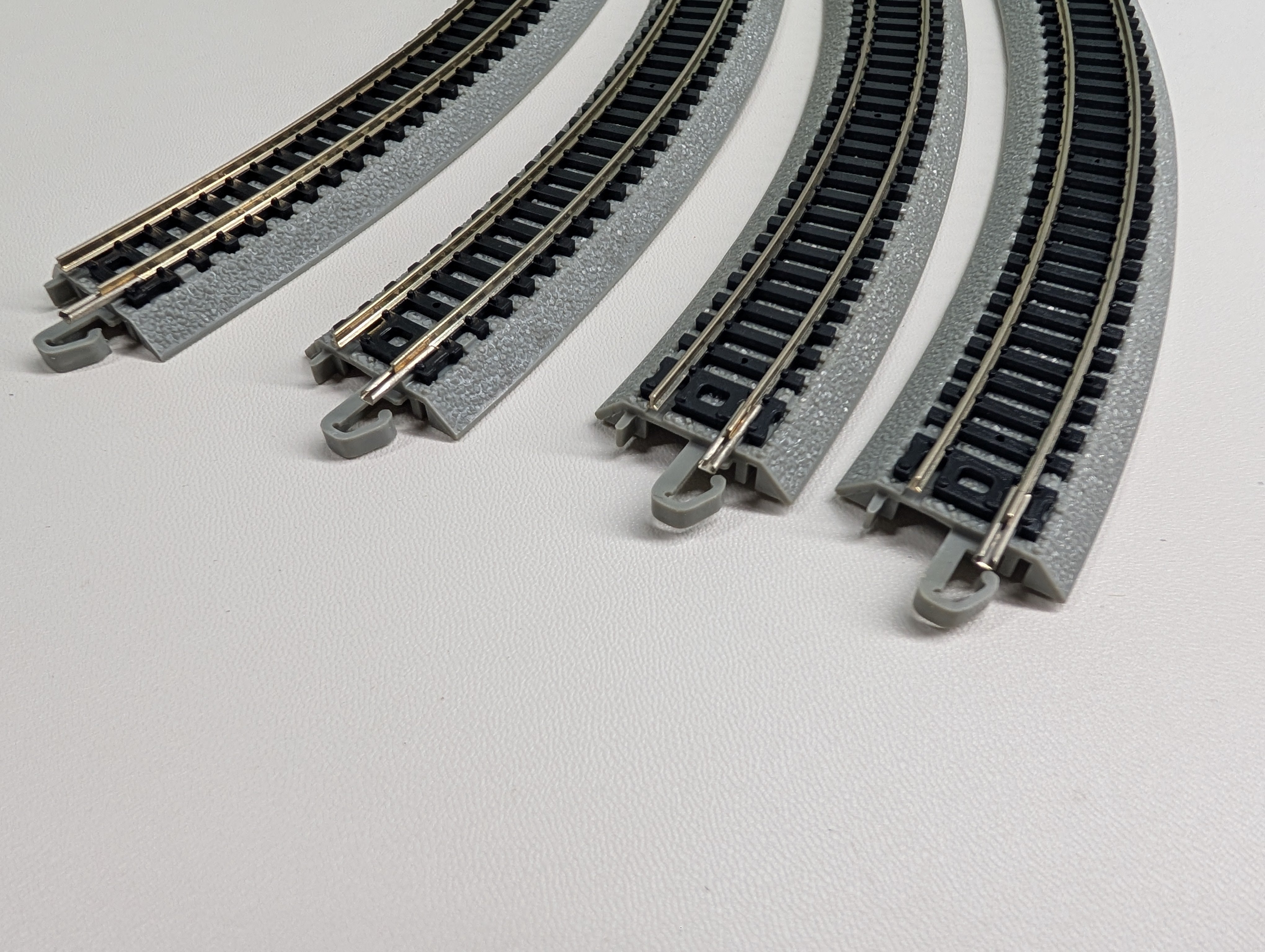 Bachmann 44801 N Scale 11.25'' Radius Curved - Nickel Silver E-Z Track (4 pcs)