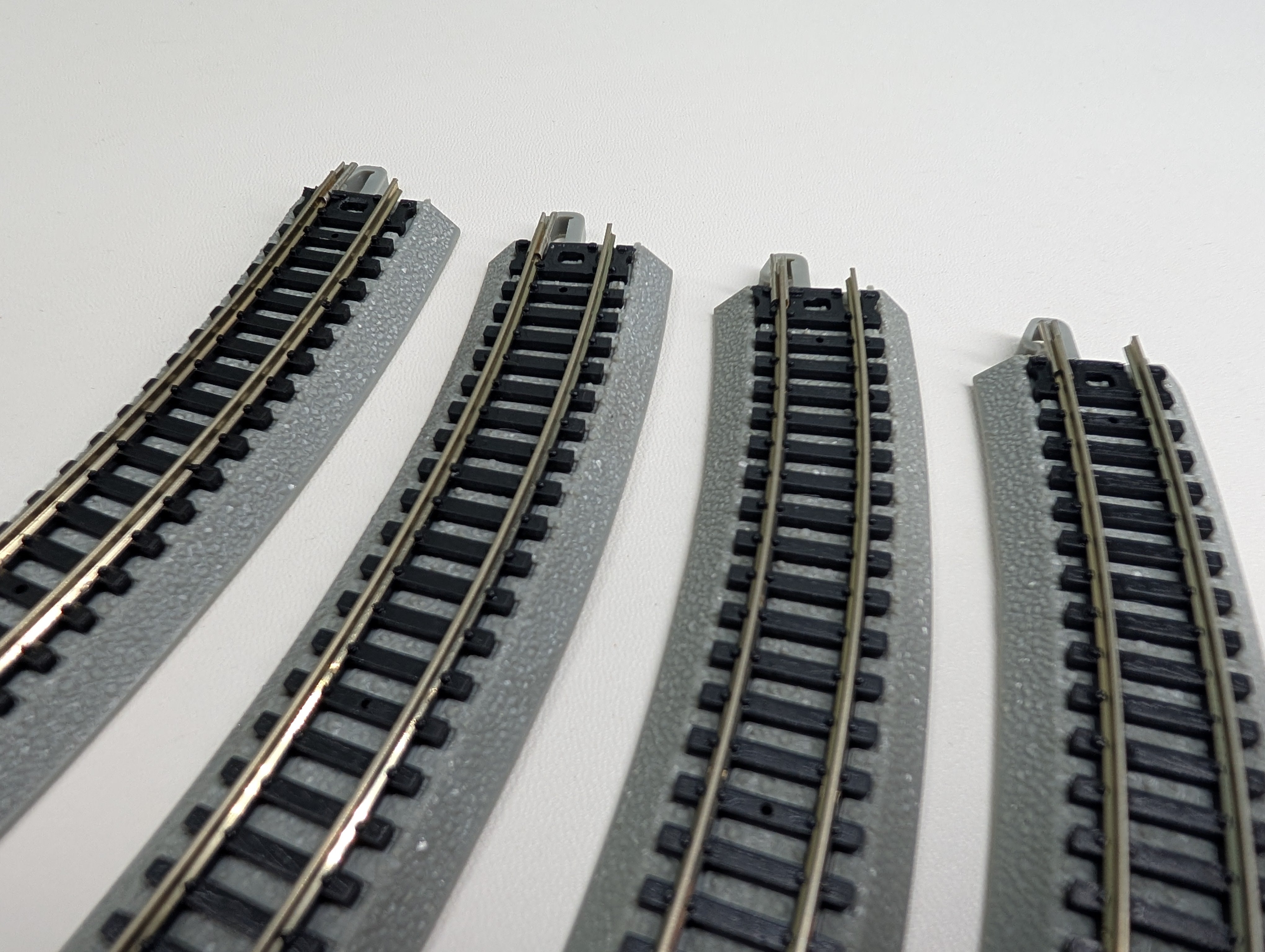 Bachmann 44801 N Scale 11.25'' Radius Curved - Nickel Silver E-Z Track (4 pcs)