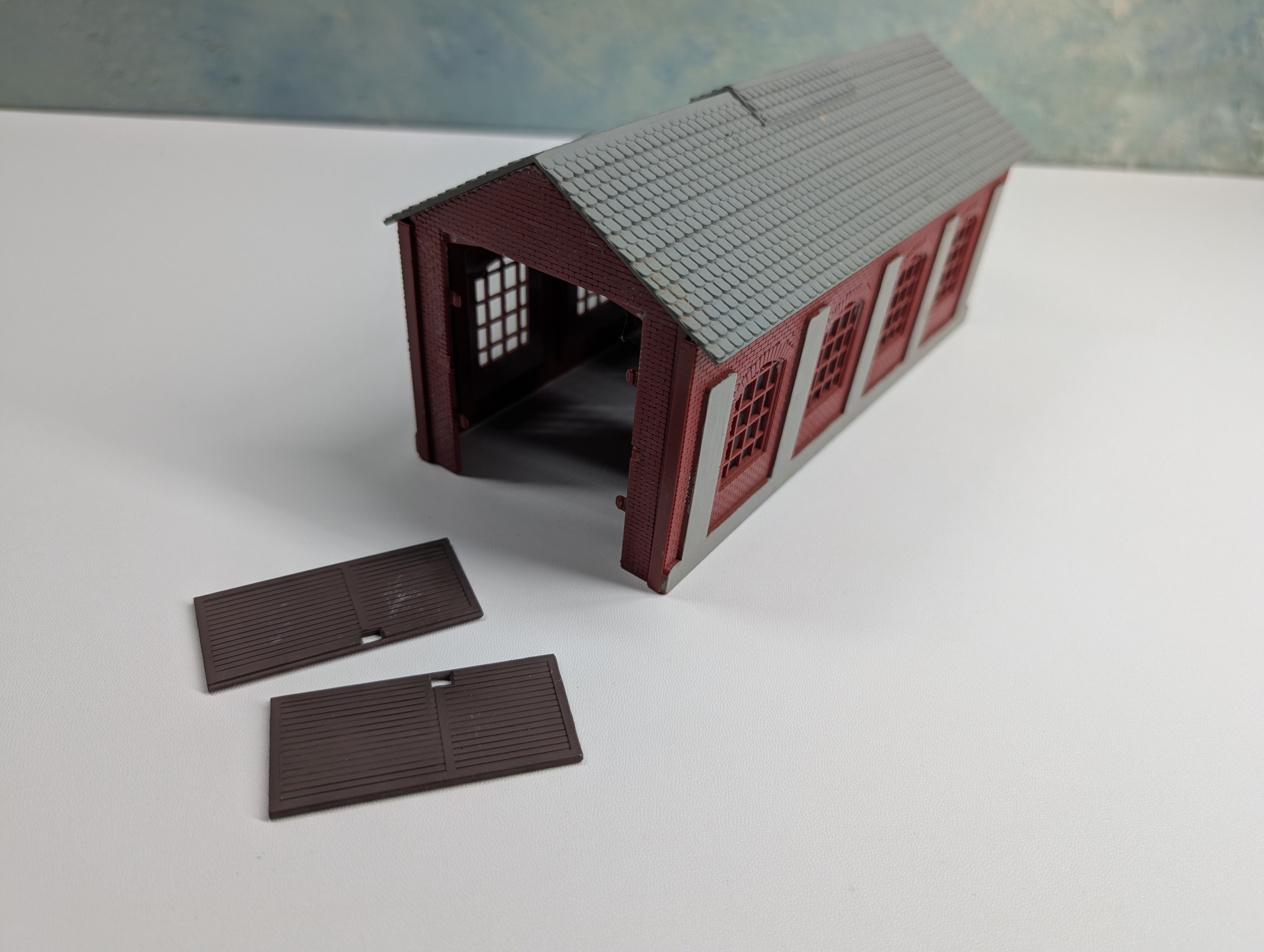 USED HO Scale Single Stall Locomotive Shed, Brick
