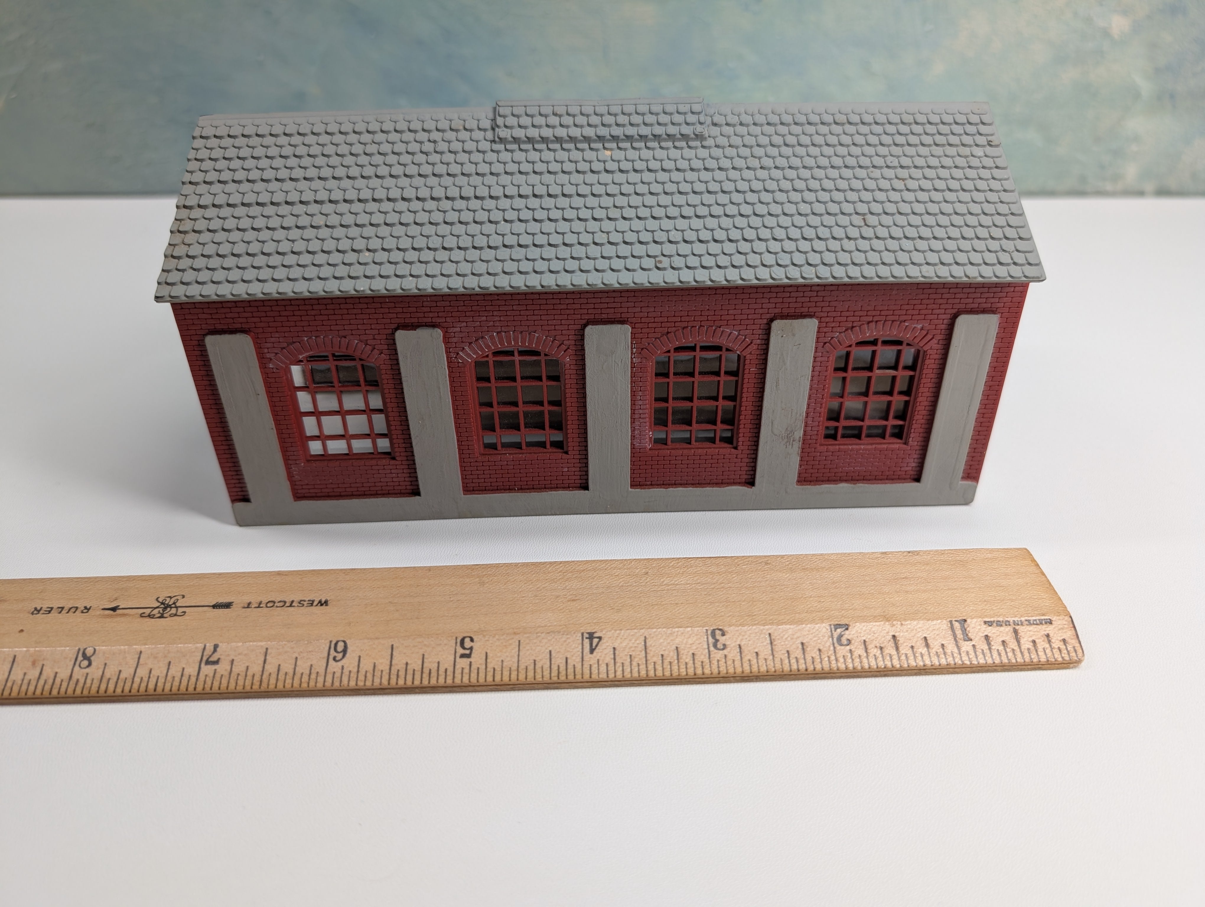 USED HO Scale Single Stall Locomotive Shed, Brick