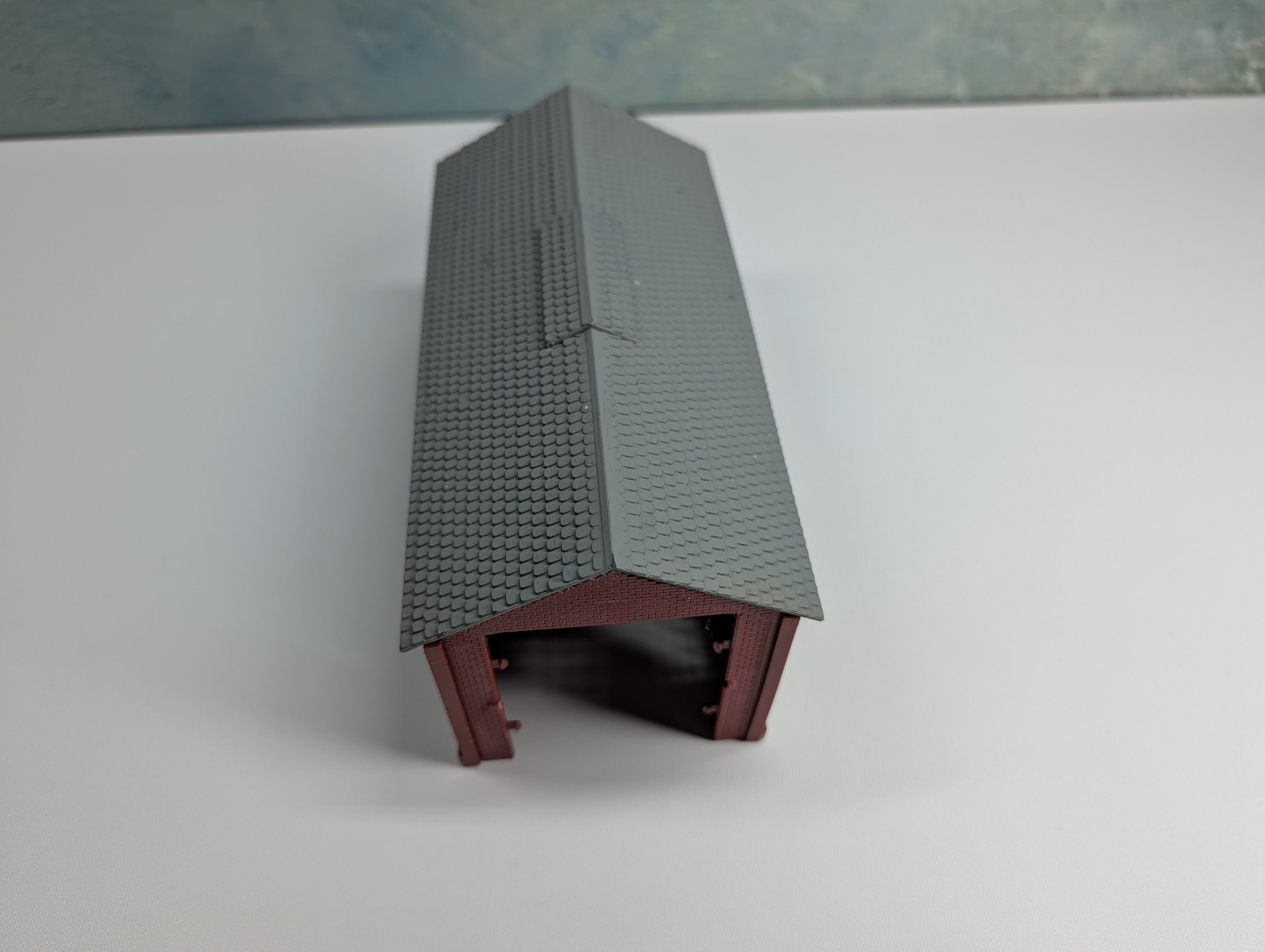 USED HO Scale Single Stall Locomotive Shed, Brick