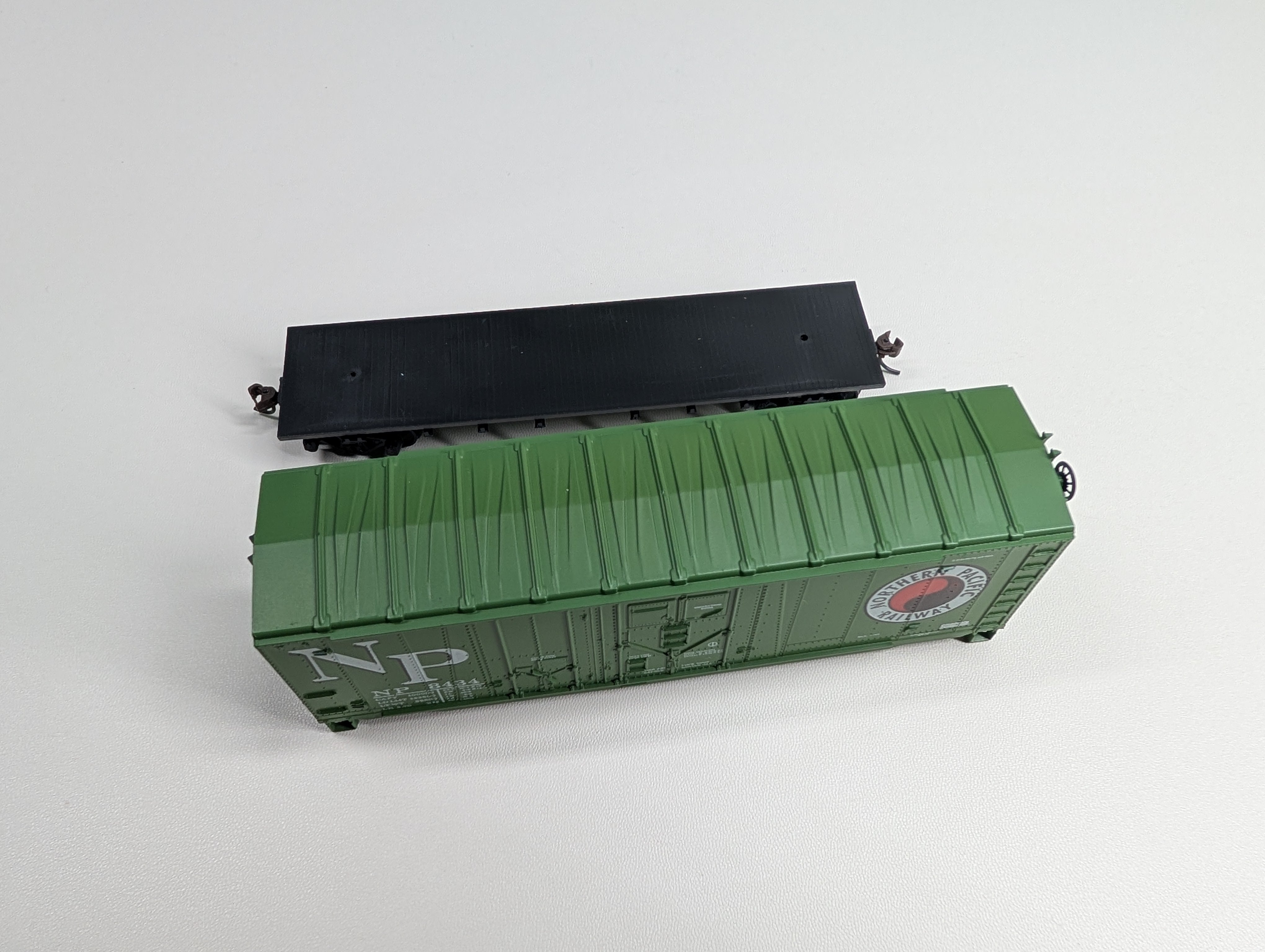 USED Athearn HO Scale 40' Box Car Northern Pacific NP #8434