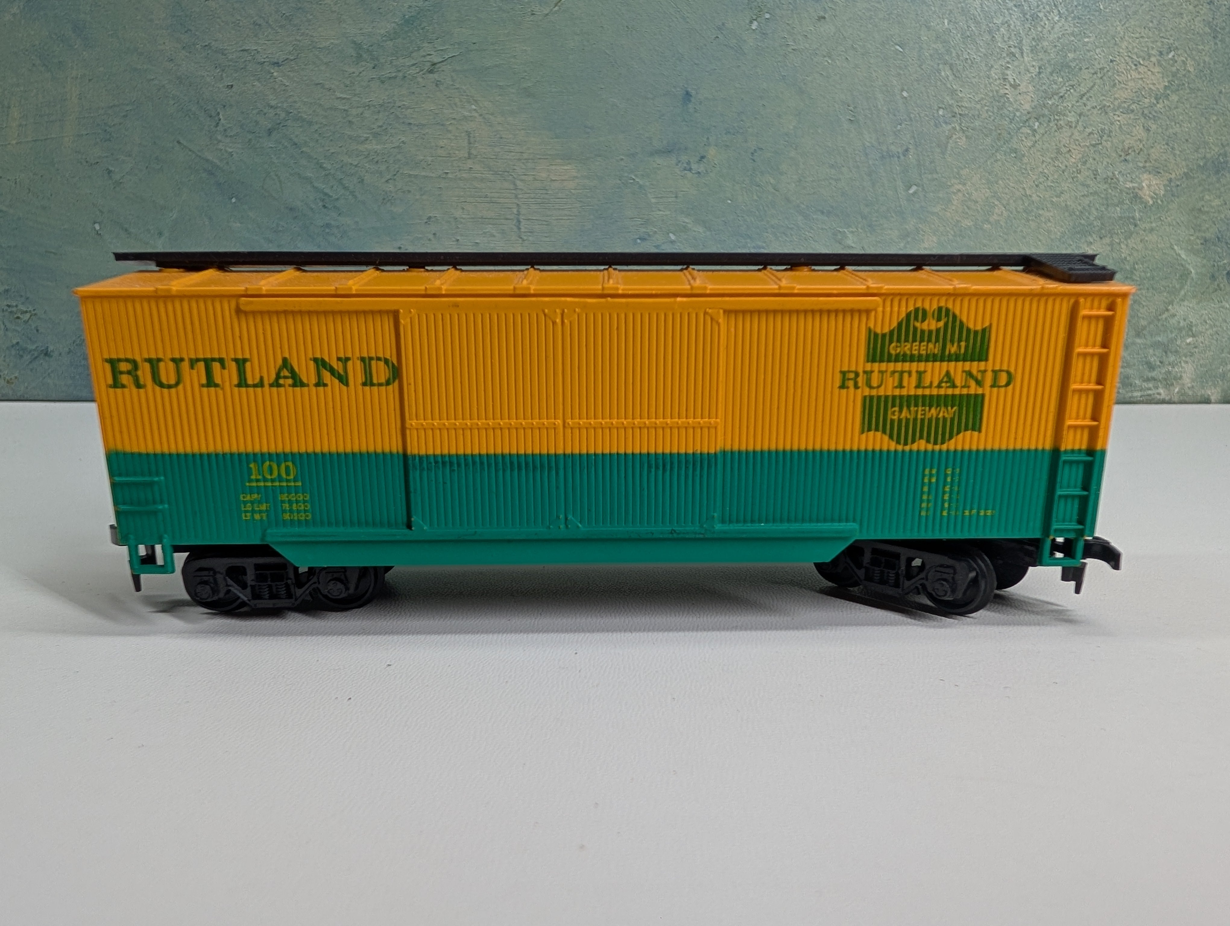 USED AHM HO Scale 40' Wooden Box Car Rutland #100