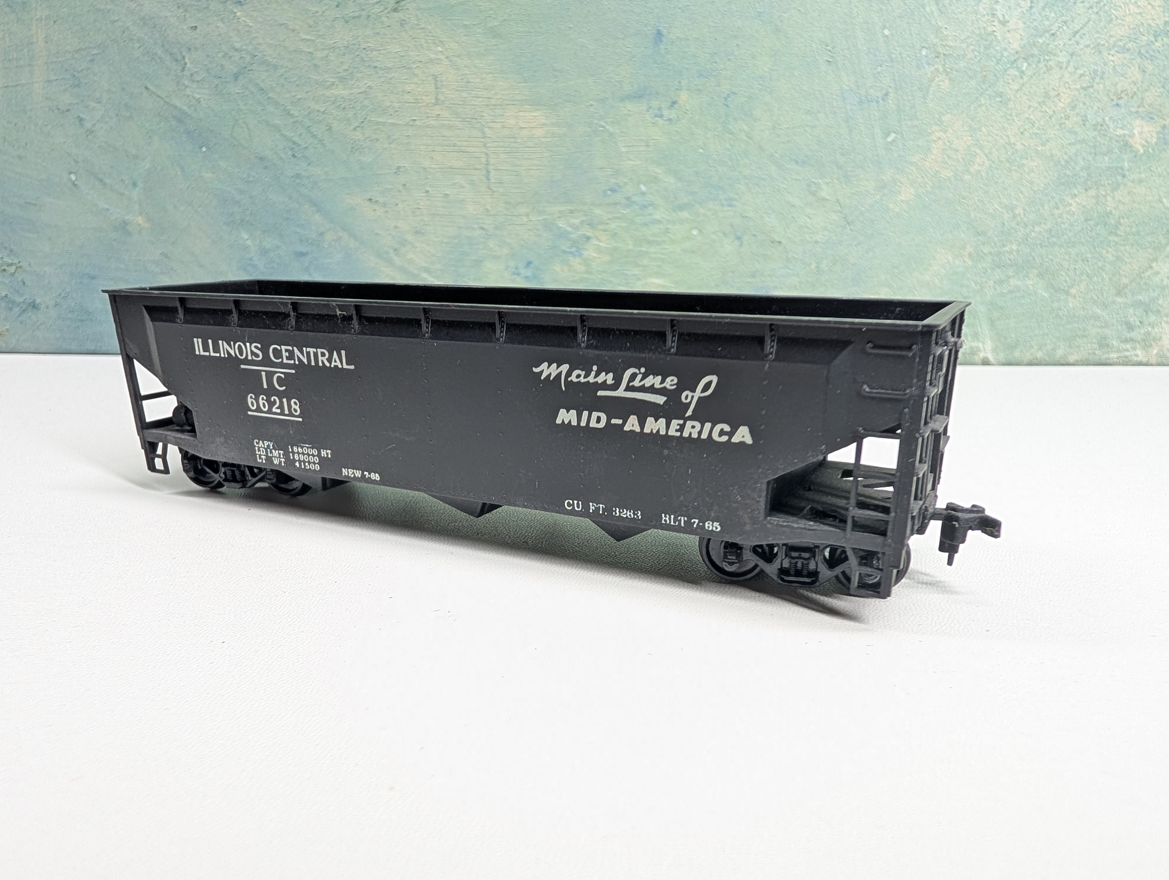 USED Roundhouse HO Scale 3 Bay Offset Hopper Illinois Central IC #66218